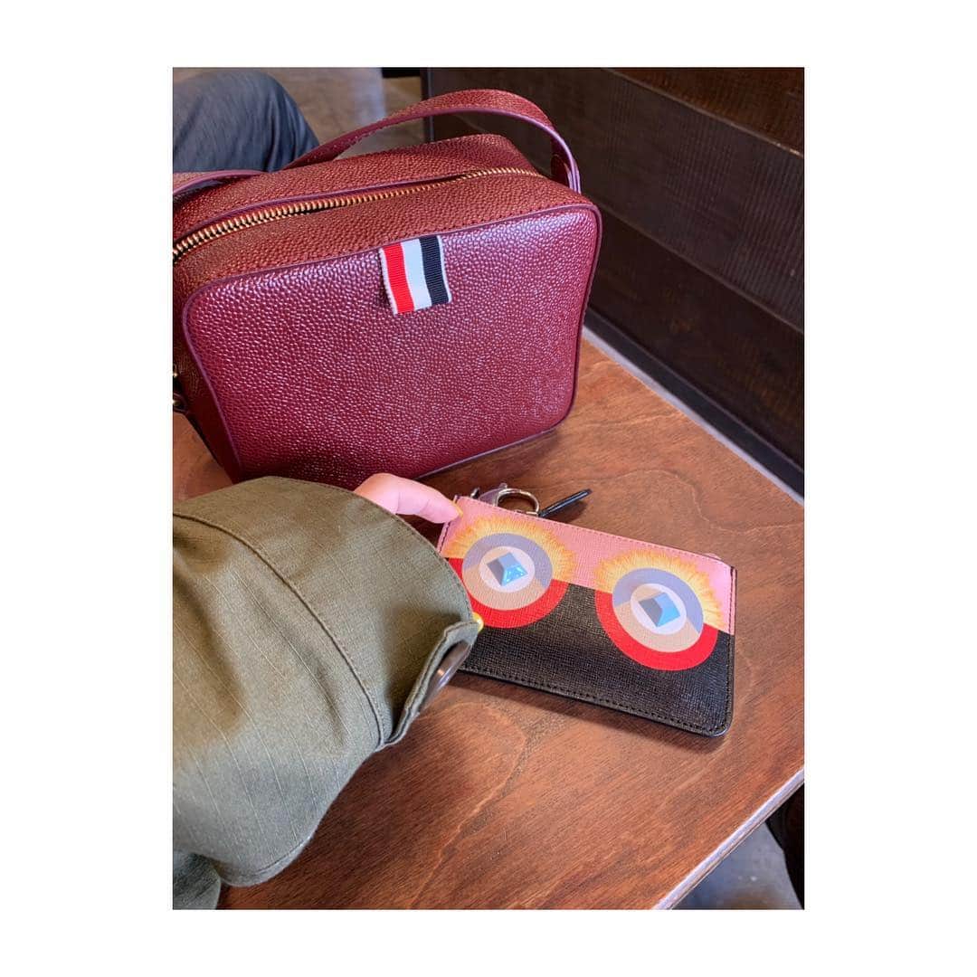 のインスタグラム：「. STYLETIPS  旅の定番 . Bag #thombrowne  Caot #helmutlang  Big Hoodie #maisondefleur . トム ブラウンのショルダーバッグは飽きない、使いやすい、永遠の定番。 ラングはメンズなんだけど、一目惚れで @restirofficial で購入。 リーファのパーカーは全色持ってる。素材もフォルムも最高。」