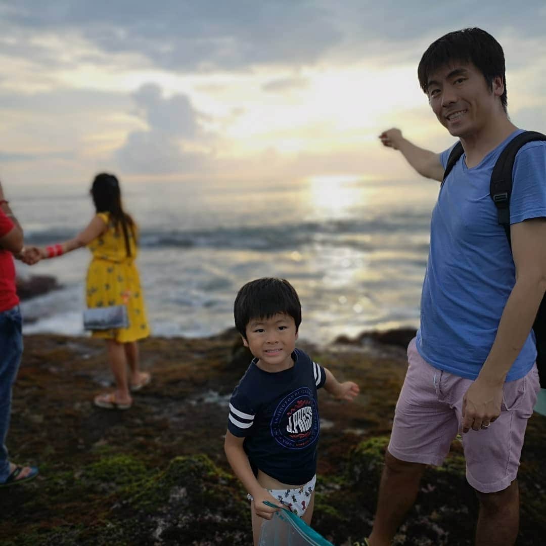 投資家兼FXトレーダー Tatsuki Jinnoのインスタグラム：「タナロット寺院。 海沿いにあるので夕日がきれいです。」