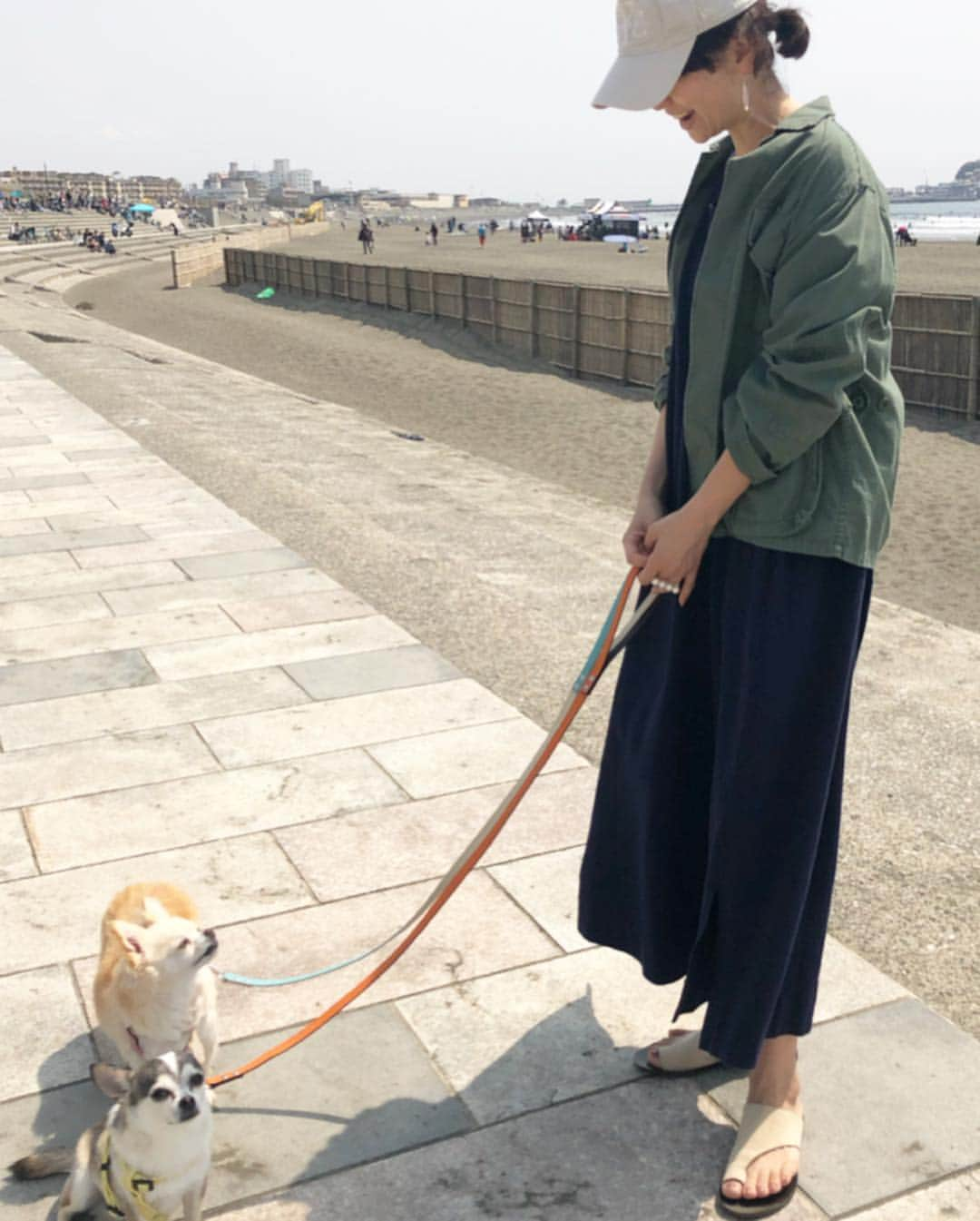 五明祐子さんのインスタグラム写真 - (五明祐子Instagram)「今日もいいお天気✨ こんな気持ちの良い日にぴったりなカットソー素材のR JUBLEE のスリットワンピースと大好きなロスコのカーゴジャケット☺️ スリットワンピースは2枚目の写真の後ろ姿も🙆‍♀️ ただいま発売中のLEE5月号の「お買い物マネしていい良いですか？」のページにも載っています💙 そしてこちらの2アイテムも来週末のわたしのマルシェでも数点ですが販売いたします✨ ・ ・ #lepetitmarchédeparisetlebouquetdemassa #rothco#rjubilee」4月7日 15時34分 - gomyoyuko