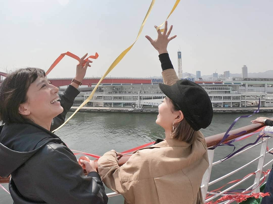 芳美リンさんのインスタグラム写真 - (芳美リンInstagram)「行ってきます⛵♥ PEACE＆GREEN BOAT 2019  スタートは#神戸  ありがたいことに、#第三期船上インスタグラマー　として乗船させていただきます！  いつもご覧いただいている皆様に感謝です✨  #船 での様子や、寄港先のオススメスポットなどをアップしていきます！  初めての#船旅　でドキドキです☺ 12日間のクルーズ🌊♥ あきらかに#紙テープ　の使い方間違っている。  #ピースボート  #peaceboat #pbgramer #第三期船上インスタグラマー @peaceboat.cruise  #神戸ポートターミナル #旅したくなるフォト#旅行 #travelstagram #旅人 #lynn_trip #旅 #travelme #travel #trip #traveler #トラベラー  #旅好きな人と繋がりたい#海好きな人と繋がりたい #goproのある生活 #GoProJP #GoPro」4月7日 15時40分 - lynn.lynn5