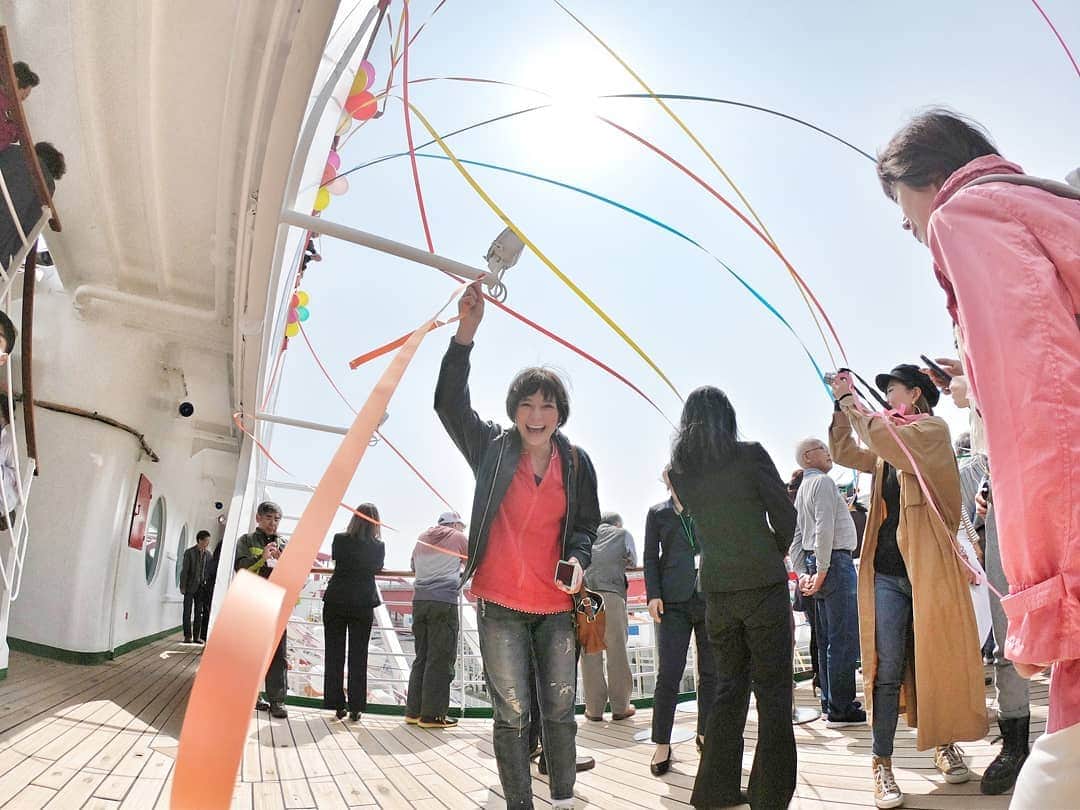 芳美リンさんのインスタグラム写真 - (芳美リンInstagram)「行ってきます⛵♥ PEACE＆GREEN BOAT 2019  スタートは#神戸  ありがたいことに、#第三期船上インスタグラマー　として乗船させていただきます！  いつもご覧いただいている皆様に感謝です✨  #船 での様子や、寄港先のオススメスポットなどをアップしていきます！  初めての#船旅　でドキドキです☺ 12日間のクルーズ🌊♥ あきらかに#紙テープ　の使い方間違っている。  #ピースボート  #peaceboat #pbgramer #第三期船上インスタグラマー @peaceboat.cruise  #神戸ポートターミナル #旅したくなるフォト#旅行 #travelstagram #旅人 #lynn_trip #旅 #travelme #travel #trip #traveler #トラベラー  #旅好きな人と繋がりたい#海好きな人と繋がりたい #goproのある生活 #GoProJP #GoPro」4月7日 15時40分 - lynn.lynn5