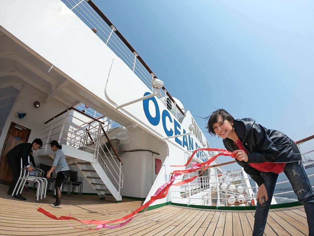 芳美リンさんのインスタグラム写真 - (芳美リンInstagram)「行ってきます⛵♥ PEACE＆GREEN BOAT 2019  スタートは#神戸  ありがたいことに、#第三期船上インスタグラマー　として乗船させていただきます！  いつもご覧いただいている皆様に感謝です✨  #船 での様子や、寄港先のオススメスポットなどをアップしていきます！  初めての#船旅　でドキドキです☺ 12日間のクルーズ🌊♥ あきらかに#紙テープ　の使い方間違っている。  #ピースボート  #peaceboat #pbgramer #第三期船上インスタグラマー @peaceboat.cruise  #神戸ポートターミナル #旅したくなるフォト#旅行 #travelstagram #旅人 #lynn_trip #旅 #travelme #travel #trip #traveler #トラベラー  #旅好きな人と繋がりたい#海好きな人と繋がりたい #goproのある生活 #GoProJP #GoPro」4月7日 15時40分 - lynn.lynn5