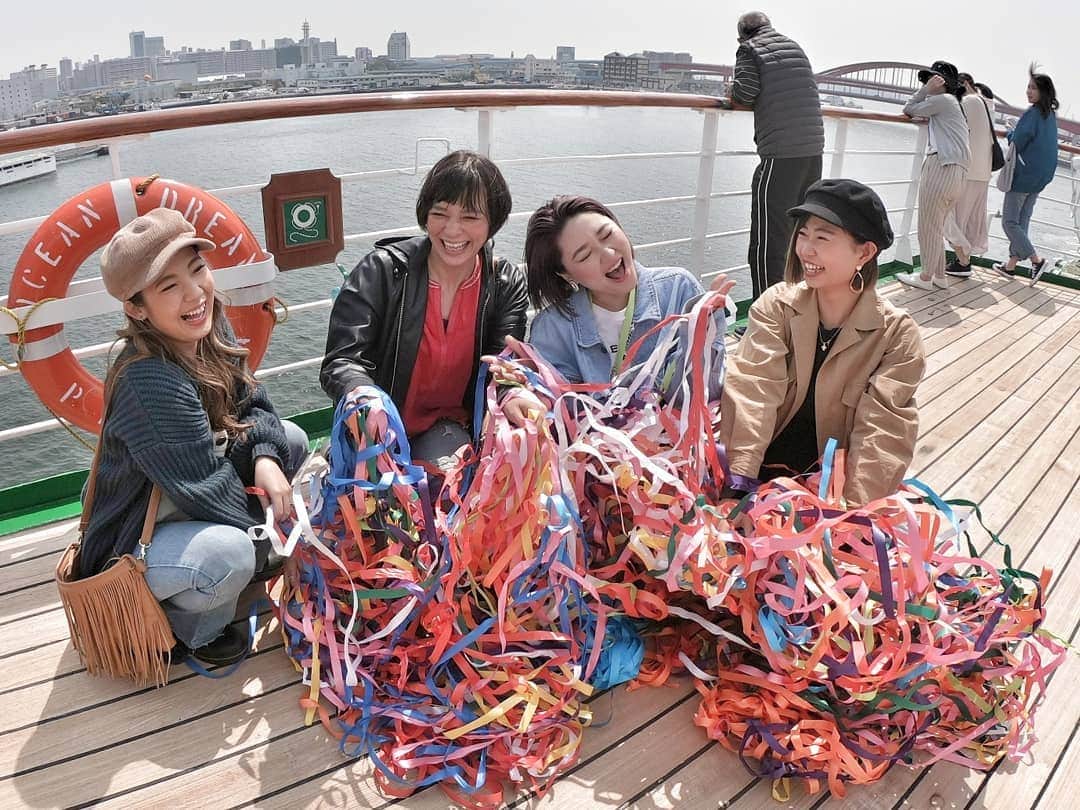芳美リンさんのインスタグラム写真 - (芳美リンInstagram)「行ってきます⛵♥ PEACE＆GREEN BOAT 2019  スタートは#神戸  ありがたいことに、#第三期船上インスタグラマー　として乗船させていただきます！  いつもご覧いただいている皆様に感謝です✨  #船 での様子や、寄港先のオススメスポットなどをアップしていきます！  初めての#船旅　でドキドキです☺ 12日間のクルーズ🌊♥ あきらかに#紙テープ　の使い方間違っている。  #ピースボート  #peaceboat #pbgramer #第三期船上インスタグラマー @peaceboat.cruise  #神戸ポートターミナル #旅したくなるフォト#旅行 #travelstagram #旅人 #lynn_trip #旅 #travelme #travel #trip #traveler #トラベラー  #旅好きな人と繋がりたい#海好きな人と繋がりたい #goproのある生活 #GoProJP #GoPro」4月7日 15時40分 - lynn.lynn5
