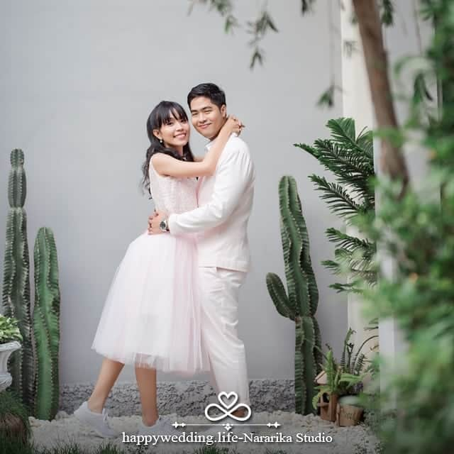 HappyWedding.Lifeさんのインスタグラム写真 - (HappyWedding.LifeInstagram)「Prewedding in studio & garden by @nararika ถ้าคุณกำลังมองหาชุดแต่งงาน ช่างแต่งหน้า หรือพรีเวดดิ้งสบายๆ ไม่ร้อน ราคาไม่แรง ภาพที่เน้นอารมณ์ และความธรรมชาติ ให้ไฟล์ทั้งหมด เริ่มต้นที่ 9,900 บาท มาหาเราได้ที่นาราริกาสตูดิโอ . . Detail on 🔽 https://happywedding.life/th/vendors 🔍 Nararika . . #preweddingcreative #happywedding #happyweddinglifeth #happyweddingth #thailand #wedding #inspiration #love #shoot #Weddingphoto #Weddingstudio #Weddingphotographer #prewedding #weddinginspiration #photoinspiration #ไอเดียพรีเวดดิ้ง #มุมพรีเวดดิ้ง #ถ่ายพรีเวดดิ้ง #ช่างภาพแต่งงาน #จัดอันดับช่างภาพแต่งงาน #ช่างภาพพรีเวดดิ้ง #พรีเวดดิ้ง #ช่างภาพ #ภาพแต่งงาน #รูปแต่งงาน #ช่างภาพ #weddingforward #bridalfashion #weddinggoals . . ติดตามผู้ให้บริการด้านถ่ายภาพเพิ่มเติม >> #HWLphotostudio」4月7日 15時40分 - happywedding.life