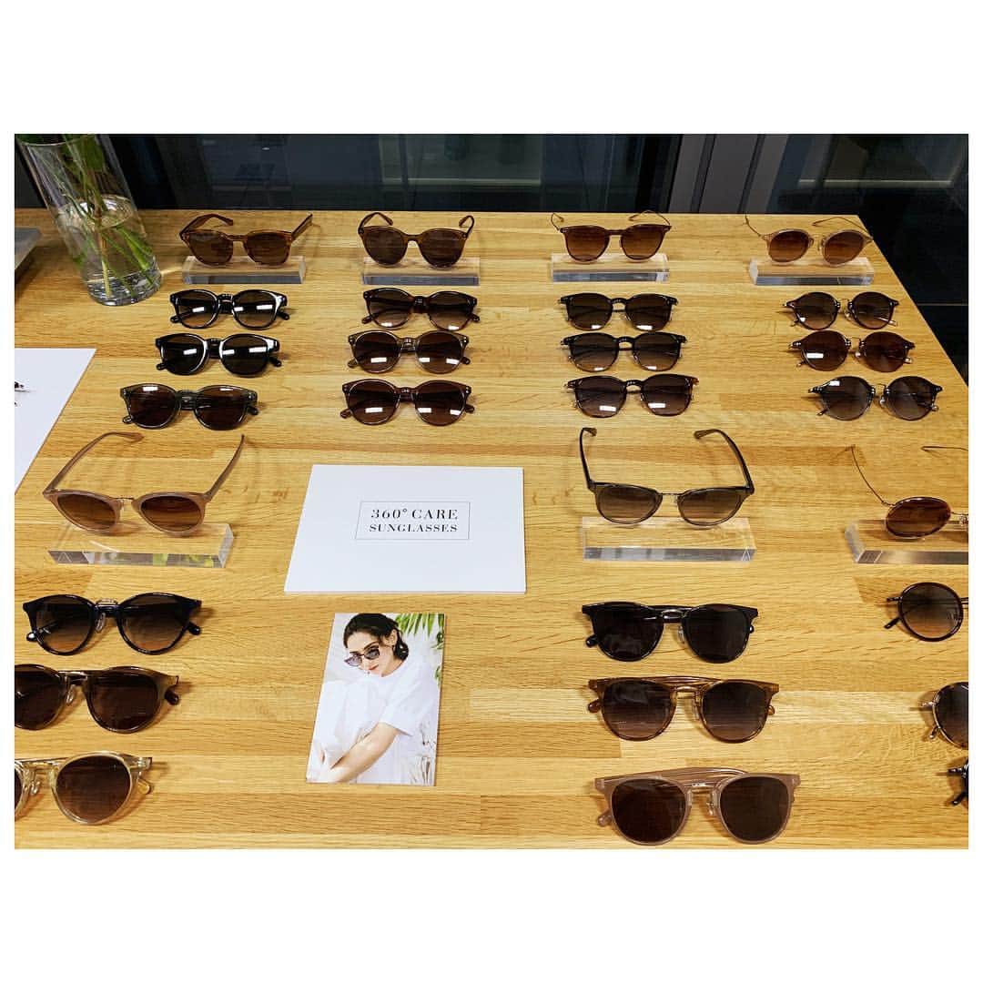 愛可さんのインスタグラム写真 - (愛可Instagram)「・ 「コスメを選ぶようにメガネを選ぶ」をコンセプトとした、眼鏡ブランド『GLASSAGE（グラッサージュ）』の発表会へ🌟 ・ ・  アジア系女性にになじみの良いブラウン系のカラーを中心に、10種類のフレームに各7色ずつの展開で その人の輪郭や、肌の色に合わせて微妙に違うデザイン。  例えばリップを選ぶ時、オレンジ系や青味系など、人によって似合うニュアンスが違う、そんな観点から生まれた眼鏡達。 すべてのデザインをかけさせていただきましたが、どれも顔になじみの良い、柔らかな印象でした。 ・ ・ 私は、このカーキ系のクリアグリーンのものが瞳の色を淡く綺麗に見せてくれるような感じがして、しっくりきました。 セルフレームなのに、テンプルの部分が軽量メタルなので、軽くて快適そうでした。 福井県鯖江で作られたグラッサージュの眼鏡には、 サングラスもあり、定番のデザインでフィッティングも良くて、オススメです。 ・ ・ 私は視力が良く、今までは眼鏡いらずの生活でしたが、最近になって遂に噂の老眼！というものがやってきた様で、、、 眠る前の読書の際に、字がぼやけて見えずらくなったり、夜歩いている時などに、動くものが前のようには見えづらくなってきてしまったりと、そろそろ度が入ったものが必要になっていたので、私のファースト眼鏡はこの子に決定です。 ・ ・ 4月24日に、池袋西武にOPENするそうなので 早速測定してもらい、レンズを作っていただきます。 ファースト眼鏡、楽しみです。 ・ #GLASSAGE #グラッサージュ #眼鏡 #鯖江眼鏡 #ファーストメガネ」4月7日 15時45分 - aikick