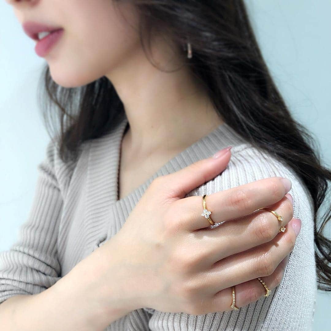 starjewelry_pressさんのインスタグラム写真 - (starjewelry_pressInstagram)「どんなファッションにも合わせやすく、コーディネイトを格上げしてくれるダイヤモンド。新年度の始まりに上質な輝きをまとって。 ・ ・ #starjewelry #スタージュエリー #ring #リング #diamond #ダイヤモンド #gold #手元コーデ #coordinate #春 #spring #jewelry」4月7日 16時05分 - starjewelry_press