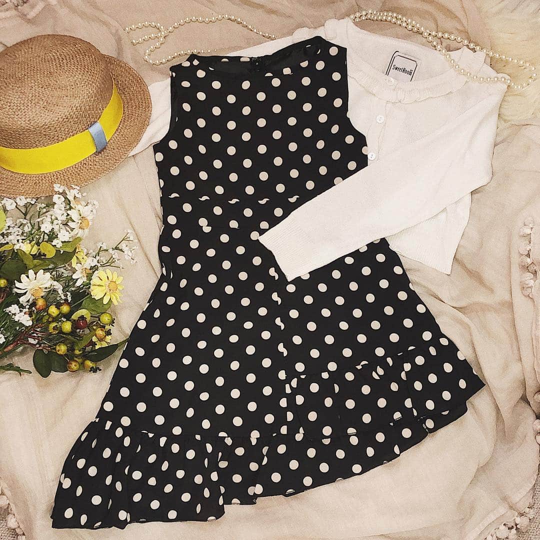 SweetRoom1ST. officialのインスタグラム：「お台場店 ❤︎recommend item❤︎ . 🌼フリルドットワンピース ¥23,000+tax→¥6,900+tax（70%off） . . 夏らしいドットのワンピースです。 アシンメトリーで他にはないデザイン🎵 これからの行楽シーズンのお出かけスタイルにぴったりです。 📌店内一部商品を除き 40%〜70%offにて販売しております。 現金書留でのご注文も承ります。 お気軽にお問い合わせ下さい♪ . . #sweetroom #SweetRoom1ST #kidsfashion #kidswear #vintagefashion  #kids_japan #fashion #kidsmodel #japan #instagood #dress #时尚 #ベビー服 #子供服 #キッズファッション #お台場ヴィーナスフォート #ファッション #春服 #ワンピース #ドット #置き画くら部」