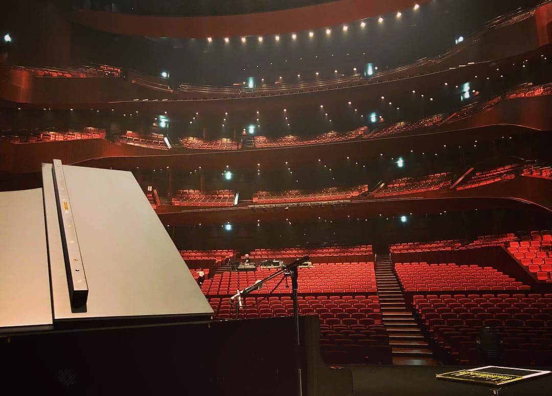 塩谷哲さんのインスタグラム写真 - (塩谷哲Instagram)「昨年10月にオープンしたばかりの札幌文化芸術劇場。4階席まである巨大な空間が音楽で満たされることを想像するだけでゾクゾクします。  #絢香 #30y/oツアー #ピアノ #古川昌義 #大儀見元 #結城貴弘 #塩谷哲 #コレナンデ商会」4月7日 16時03分 - satoru_shionoya