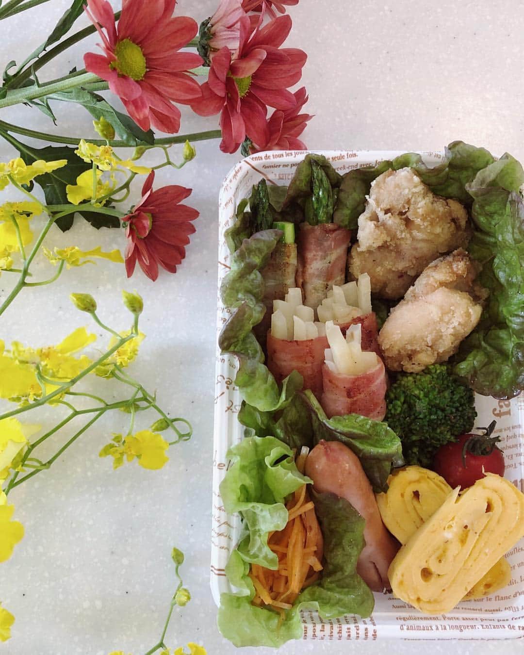 のインスタグラム：「今週最後かな？と思い お弁当片手にお花見 🌸🌸🌸🌸🌸🥰 年々桜の時期に 日本の美しさを実感します✨  薄ピンク一面な景色はほんとに綺麗☺️💐 #お花見 #ピクニック #公園 #お弁当 #くみずきっちん」
