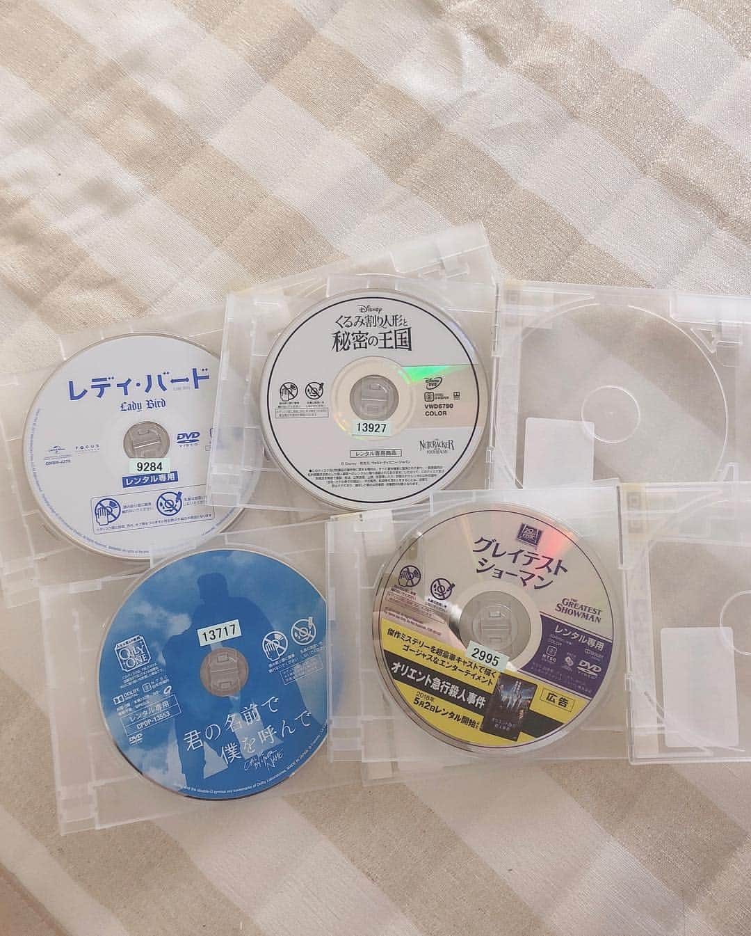 平塚日菜さんのインスタグラム写真 - (平塚日菜Instagram)「ひとりでひたすらDVD鑑賞。。 しあわせ〜〜〜。 #dvd鑑賞  #レディバード #くるみわり人形と秘密の王国  #君の名前で僕を呼んで  #グレイテストショーマン  #ちなみに #すっぴん #肌荒れ改善 #です #🤪」4月7日 16時08分 - hiratsukahina