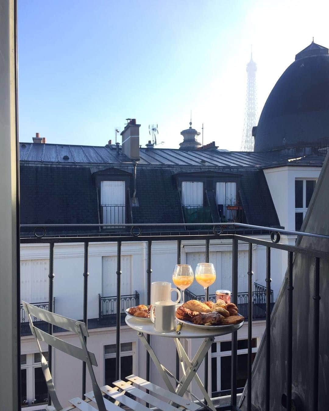 My Little Parisさんのインスタグラム写真 - (My Little ParisInstagram)「Recherche petit coin pour grand petit-déj. 🇺🇸 Does anyone have a balcony with a view to lend ? ⠀ (📸 : @adenorah)」4月7日 16時10分 - mylittleparis