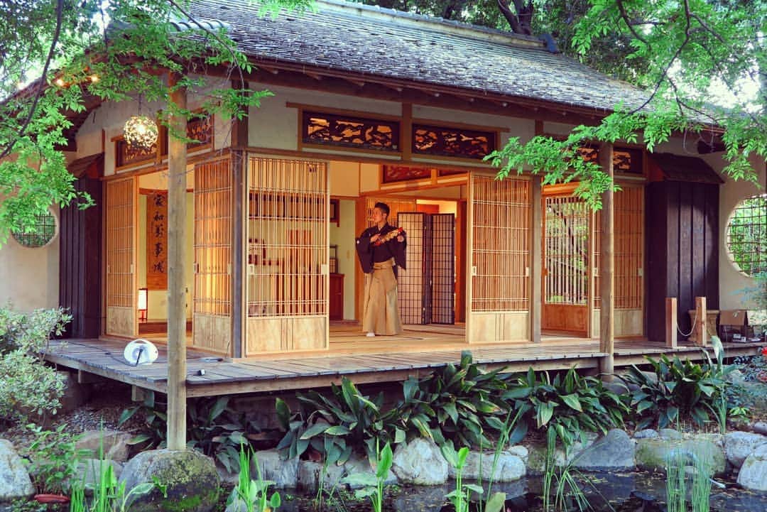 梅川壱ノ介（舞踊家）のインスタグラム：「【カリフォルニアの日本庭園で踊る】  カリフォルニアの日本庭園で踊る、日本舞踊もまた格別でございました。  これからノースキャロライナ、ニューヨークで踊ったものも随時アップしています。  アメリカツアーの後半も楽しんでやっていきます！！お楽しみに🎵  #梅川壱ノ介 #アメリカツアー #カリフォルニア #日本舞踊 #umekawaichinosuke #japanesegarden  #california  #america  #japaneseculture #japan #japanesedance」