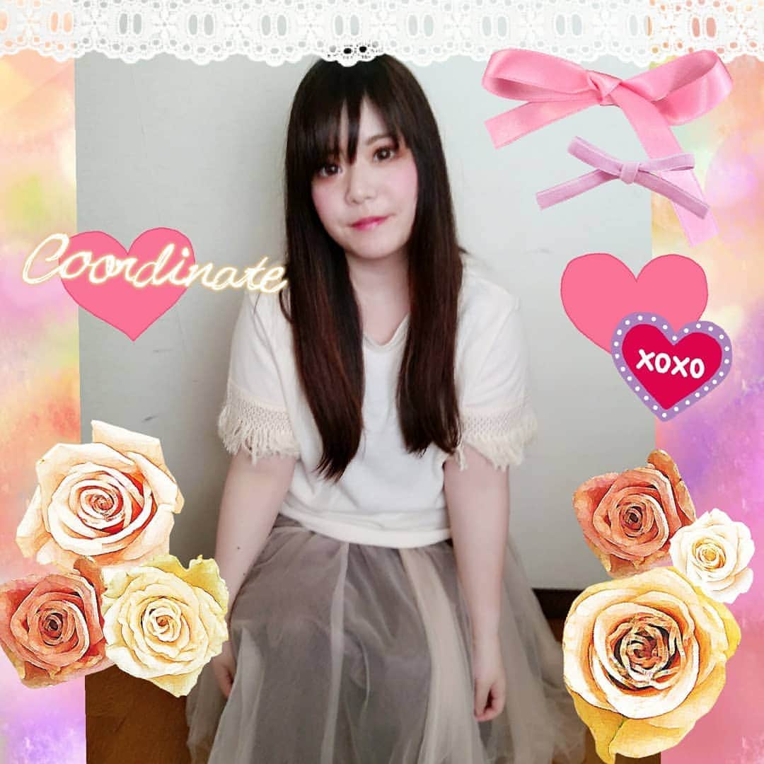 hoshizaki eriのインスタグラム：「. こんにちは💕🎀😘 . 今日は蒸し暑い日にぴったり！ な、ヨガウェアブランド #eka の フリンジ付きトップスを 着てみましたよー(*´ω`*)💕 色はアイボリーで爽やかに❣️✨ . ゆったり目だけどスポーティに なりすぎず スカートにもパンツにも ばっちり合うので良きです！💗🙆✨ 袖のフリンジがポイントで可愛い💗 しかも着ていて涼しい！満点🙆 . 次にヨガ教室に行くときには これを着ていくつもりです💕🍀 . こちらについてはストーリーに リンクを貼るので見てくださいね💗 . . #ootd #outfit #yogawear #springoutfit #ゆるふわコーデ#ivory #シフォンスカート #girly #ヨガウェアコーデ #pleaselikeit #likebackalways #followme #followback #相互フォロー #오오티디#코디 #패션스타그램 #맞팔해요 #팔로미 #フリンジレース袖P/O #eka #pr @ekalosangelesjapan (CF010265) 人気コーデ @woomy.me 💗」