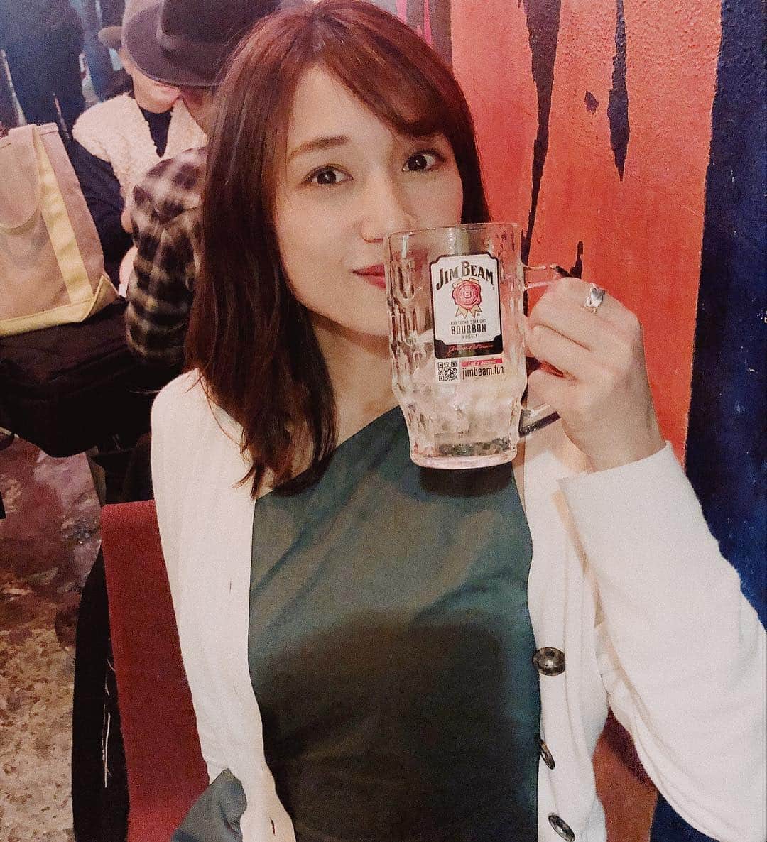 広瀬未花さんのインスタグラム写真 - (広瀬未花Instagram)「金曜日の夜は、レセプション前に JIM BEAMで一杯❤︎ スタイリストのゆきえさんと(๑˃̵ᴗ˂̵) ・ ・ このジョッキ、よく見るとQRコードついてる！！ 是非、QRコード読み取ってみてね❤︎❤︎ ・ ・  #ジムビーム #ジムビームハイボール #QＲ #金曜日」4月7日 16時16分 - micahirose