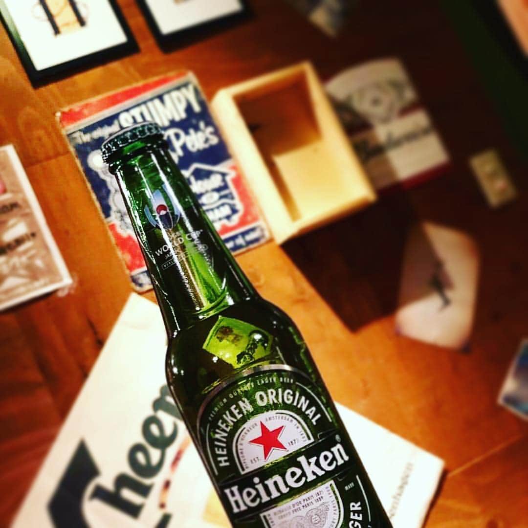 カーネヴォー 茶屋町店さんのインスタグラム写真 - (カーネヴォー 茶屋町店Instagram)「〜.世界のビール pt.7〜 ☆ハイネケン☆  言わずと知れたオランダの伝統的ビール！！ 麦芽とホップのみで作られ、赤い星に緑のボトルがトレードマーク！！ その他各国のビールご用意しております^_^  #カーネヴォー#carnevor#茶屋町#梅田#肉バル#肉スタグラム#インスタ映え#赤玉#赤玉パンチ#肉#チーズ#アヒージョ#ピザ#ステーキ#ローストビーフ#meet#絶品#腰痛い#世界#ビール#world#beer#カーネヴォー #花見#したかった#ハイネケン#ルネ#ボトル」4月7日 16時19分 - carnevor_chayamachi