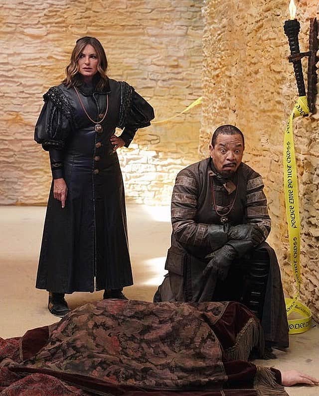 Just Jaredさんのインスタグラム写真 - (Just JaredInstagram)「@therealmariskahargitay and @icet play their “SVU” characters in @nbcsnl’s proposal of @gameofthrones spinoff ideas! #MariskaHargitay #IceT #GameOfThrones #SNL Photo: NBC」4月7日 16時21分 - justjared