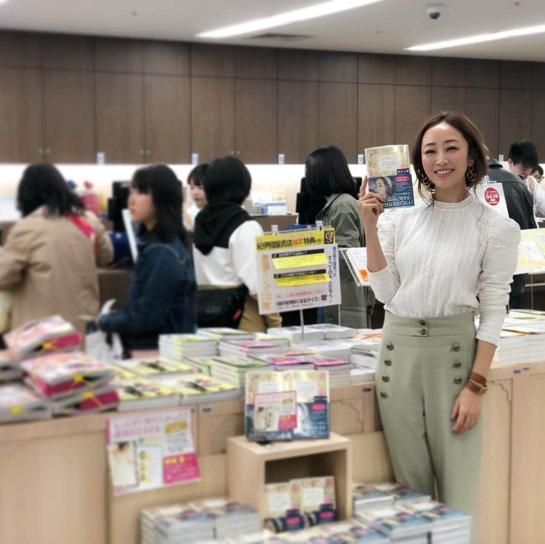 神崎恵さんのインスタグラム写真 - (神崎恵Instagram)「紀伊國屋書店 天王寺ミオ店。 書かせていただいたサイン本、レジ前にたくさん置いていただいています✨ #この世でいちばん美しいのはだれ  #紀伊國屋書店天王寺ミオ店 今日はお気に入りの #ZARA のブラウスで。」4月7日 16時31分 - megumi_kanzaki