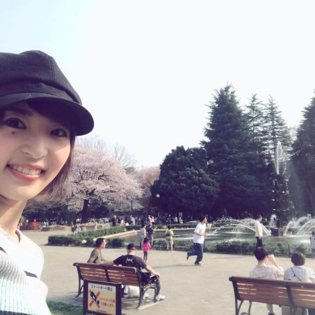 のインスタグラム：「#公園 #お休み #お昼寝 #散歩 #休日 #平和 #令和 #フリスビー #花見 #花吹雪 #春だね #ぽかぽか #幸せ #🌸」
