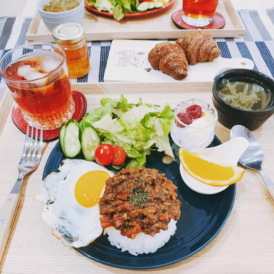 優月美羽さんのインスタグラム写真 - (優月美羽Instagram)「久々キーマカレー🍛❤️❤️❤️ . キーマカレー オニオンスープ サラダ フルーツヨーグルト チョコクロワッサン . オニオンスープはコンソメだけで味付けしました♡玉ねぎスライスして煮込むだけの簡単スープ♡ . キーマカレーは玉ねぎと人参と挽き肉♡ . ヨーグルトはカスピ海ヨーグルトにしてみた♡ . #おうちごはん #キーマカレープレート #プレートごはん #自炊 #主婦 #カフェ風ごはん」4月7日 16時27分 - miu.yuzuki