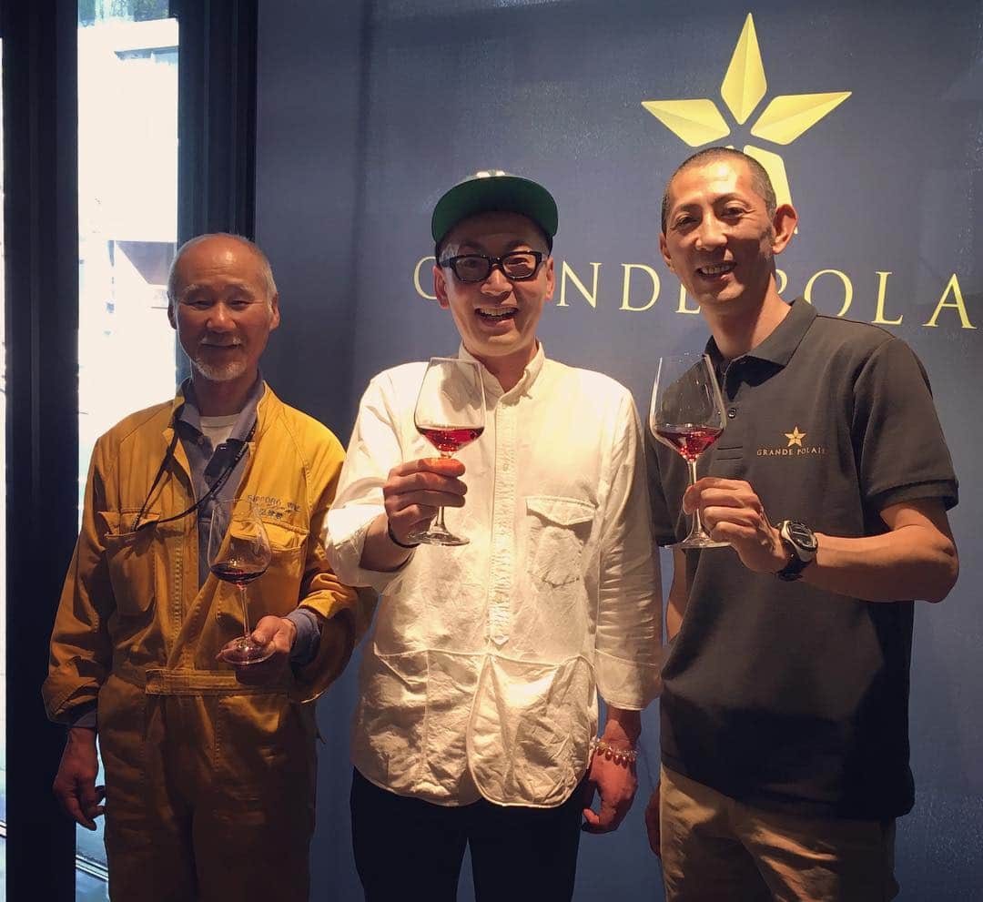 ひぐち君さんのインスタグラム写真 - (ひぐち君Instagram)「グランポレールランチ会へ🍷 余市から協働契約栽培農家・弘津敏さんと勝沼ワイナリーの醸造家・齊藤佑二さんと。 ①クリーミーなオニオンタルトと北海道産ニシンのスモーク×北海道バッカス2016 日焼けに弱い品種で、除葉のタイミングが難しいバッカス。マスカット系のライチ、ジャスミン、フローラルな香りがニシンのスモークにベストマッチ。地域的に酸が残りやすい為、スキンコンタクトにより、ドライだけど若干の甘み、コクを残す造りに。樹齢により、16以降は４年ほど休売予定。 ②信州サーモンのミキュイ 香ばしい焼きタケノコ添え×山梨甲州樽発酵2017 昼夜の寒暖差が大きな盆地気候で育った葡萄。夜気温が下がらないと、昼間光合成したエネルギーを使ってしまうそう。垣根だと日焼けしてしまうので、棚仕立てで栽培。樽にもこだわり、新旧はもちろん、フランス5社の樽を使いわけ、バター、エレガント、花の香りとそれぞれの個性を活かしブレンド。ちなみに樽会社は企業秘密。あえてタケノコのアクを残し、春を感じる苦味がこの甲州に合う。 ③岡山県牛窓産ジャンボマッシュルームのステーキ 和風シャリアビンソース×余市ピノノワール2016・北海道余市ピノノワール2015 余市のピノは３種類のクローンを栽培。新樽使用率は15が30%だが、16は葡萄の出来はよかったが、あえて10%に。15は熟成したチェリーのような落ち着いた酸味。16はピチピチしたチャーミングな酸。ちなみにこの16は4700本生産しているが、すでに3000本は売れている。マッシュルームのそんなに油っぽくないソースにピノの酸が合う。 ④低温ローストビーフ 胡椒の塩漬け添え×余市ツヴァイゲルトレーベ特別仕込み2016 酸味が特徴的な品種。熟成に耐えうるタンニンをもたせる為、少しセニエでしっかりめに醸造。チョコレート、カカオのようなコクがあり、スパイシー。弘津さんの特別仕込みの葡萄は収量制限あり。油を落としたローストビーフにツヴァイの酸が合う。 ⑤プチデザート×ケルナー遅摘み2017 10月20日前後の手がかじかむくらい寒い時期に収穫されたありがたい葡萄。食前酒にもいい甘み。 #グランポレール #サッポロビール #グランポレールワインバーtokyo銀座コリドー街店 #bacchus #koshu #pinotnoir #zweigeltrebe #kerner #日本ワイン 🇯🇵 #japanesewine #vinjaponais  #wine #vin #vino #winetime #winelover #instawine #wineexpert  #tokyo #銀座」4月7日 16時27分 - higehiguchi