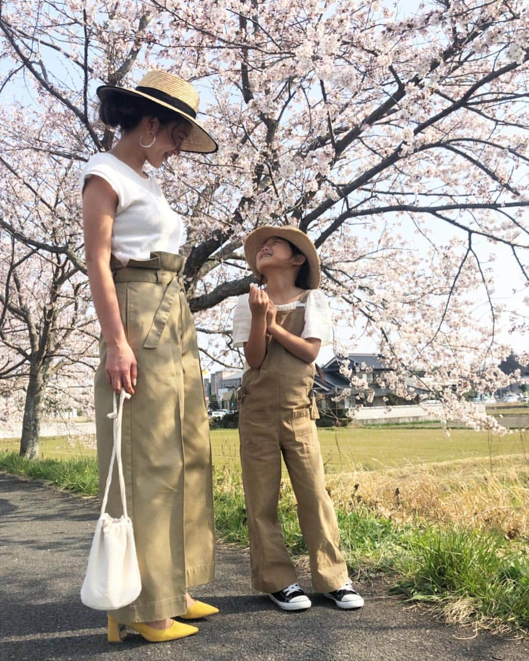 HandmadeLaboさんのインスタグラム写真 - (HandmadeLaboInstagram)「あったかくて過ごしやすかった土曜日♪ 桜を見に三田へ…🌸🌸 川沿いのどこまでも続く桜並木がめっちゃきれかったぁ✧* ( ¨̮ ) . . #桜並木#桜#お花見#親子リンクコーデ#親子リンクコーデ愛好家#オールインワン#ベージュコーデ＃キッズコーデ#娘コーデ#ママコーデ」4月7日 16時30分 - ameri812