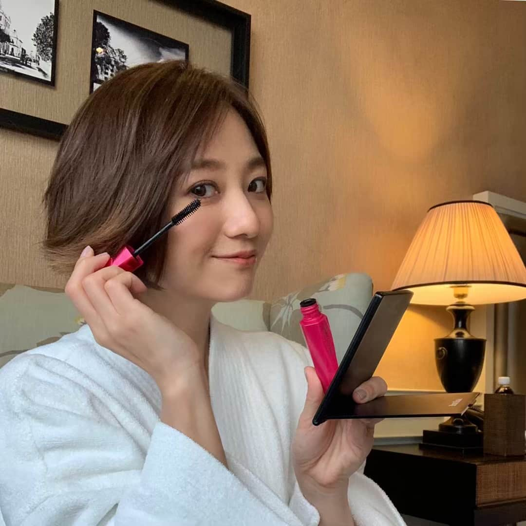 伊藤千晃さんのインスタグラム写真 - (伊藤千晃Instagram)「この日の撮影はデジャヴュの塗るつけまつげを使ってみたよ✨ ボリュームが出にくい細い毛もひと塗りでしっかり濃く長くしてくれて、まるでつけまつげを付けたようなキレイな仕上がり！一日の気分もあがるね😉  昔から使っているデジャヴュですが、今回のアイテムは本当に優秀です👍  #塗るつけまつげ #デジャヴュ #ボリューム #PR」4月7日 16時37分 - kikichiaki