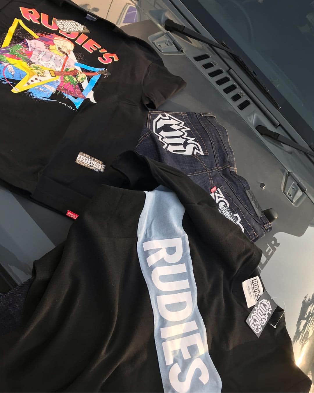Ju-kenのインスタグラム：「春のルーディーズ祭り♫  新作のTシャツ達と、ノンウォッシュデニムが届きました🤘 今日も最高な天気で、ちょいストレッチなデニムはバイクに最適です🏍  ぜひ、HPでもショップでもチェックして下さいね👍  Thanxxx maxxx @rudies_satoshi @rudies_tokyo #rudefamily #tshirt #denim」