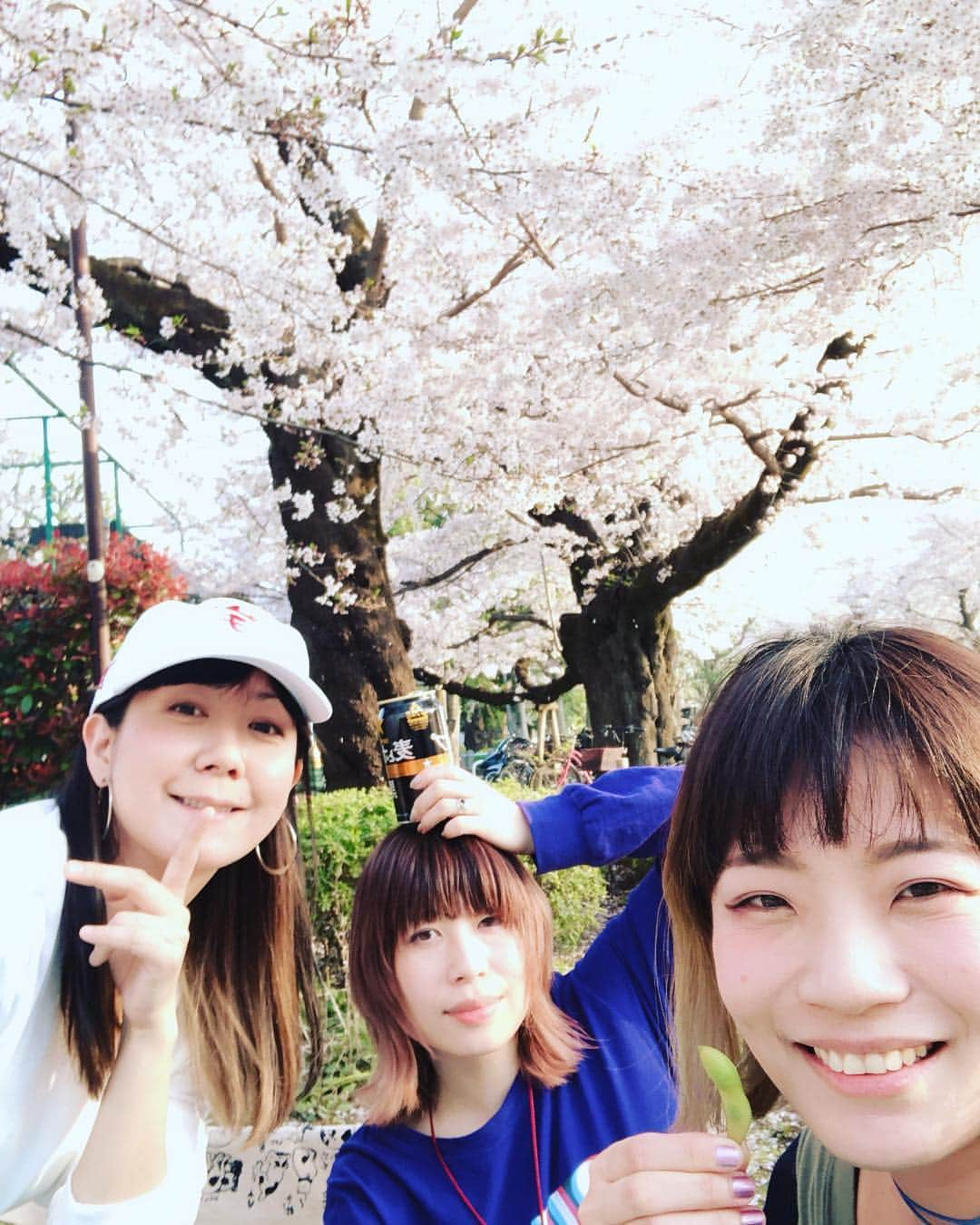 東出真緒さんのインスタグラム写真 - (東出真緒Instagram)「最高の花見日和🌸🌸 お花みたいな面子でHappy〜💕💕 あったかくていいなぁ〜 . #花見 #下北沢女子会 #最高だな #ttis」4月7日 16時44分 - mao_bigmama_vn