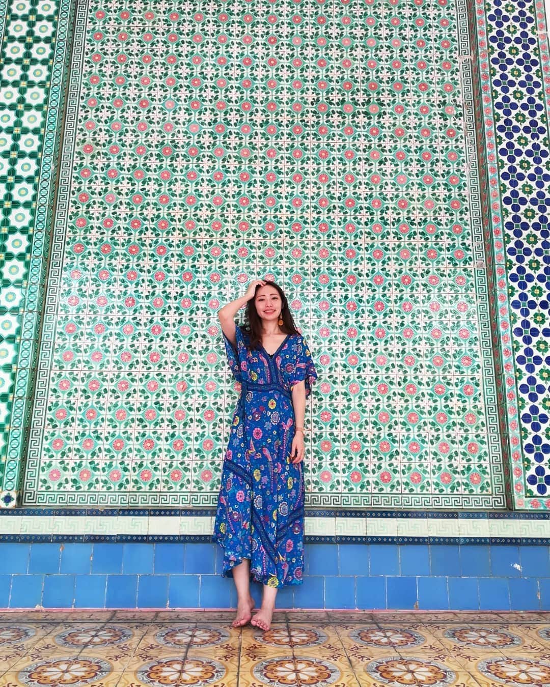 のインスタグラム：「* ベトナム旅行🇻🇳 Danang ✈️ HochiMin * ホーチミンでは、現地に住むお友達のちーちゃんと合流💫 ずーっと一緒に色んなところ連れてってもらった～！本当に感謝🙏 *  写真は行きたかった 📍sri thendayutapani temple スリ タンディ ユッタパニ寺院 ⏩please swipe ⏩ 壁一面と足元のかわいいタイルが激萌えのヒンドゥー教寺院🌹  写真撮影はオッケーだけど、寺院なのでお静かに💁 入り口で靴は脱いでね！足の裏が真っ黒になるけど(笑) * 場所はホーチミンの中心部、高島屋のすぐ横なので買い物の途中とかでも立ち寄れるよ！ ちなみに無料でした💫💫 * *  #ベトナム #ベトナム旅行 #ホーチミン #ホーチミン旅行 #女子旅 #タビジョ #インスタ映え #フォトジェニック #海外旅行 #インフルエンサー #hochiminhcity #srithendayuthapanitemple #スリタンディユッタパニ #タイル #タイル張り #tail #colorful #visitvietnam #vietnamtravel #genic_mag」