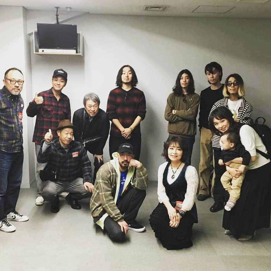 宮田愛子さんのインスタグラム写真 - (宮田愛子Instagram)「Suchmos Arena Tour 2019 in Hokkaido、参戦してきました！ ｢変わらずにいるために、変わりつづける。｣ そんな新アルバムのテーマ通り、 新たなSuchmosの一面をたくさん観られるステージで興奮しました！  母と母のお店｢Bar Gershwin｣のお客さん、メンバーのお父さんと一緒に撮影した一枚😊  #Suchmos #theanymal  #arenatour2019」4月7日 16時57分 - miyata.aiko