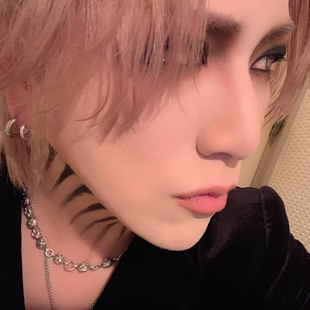 RUKI さんのインスタグラム写真 - (RUKI Instagram)「みなさんお久しぶりです。 色々と頭を整理しつつ、考えていたらいつの間にか気づけば4月になっていました。 03の激情は獰猛ツアー、改めて皆ありがとうございました！！このツアーはもちろん懐かしさやひたすらに暴れて自分自身も楽しかったというのもあったけど、このNINTHというアルバムを掲げてから、ホールや大きめのライブハウスでのライブを経て、また、初心にかえりこの規模の会場で自分達を身一つで表現するというのは懐かしむというより1つ新しい事をバンドで勉強させてもらったツアーだったと思います。  本当に良い経験でした。また必ずやろう🤘🔥 ．  そして、発表されましたLIVE TOUR18-19 THE NINTH  TOUR FINAL 「第九」in 横浜アリーナ！！ この「第九」というタイトルは今までのコンセプチュアルなタイトルとは真逆で、アルバムのタイトル通り、「第九枚目を出した今のthe GazettEを見てもらいたい」という強い気持ちを持ってつけました。 これは次に繋がる前の大切な一枚、大切な一本です。全ては永遠じゃないからこそ、今の自分達を最高の形でみせれるような特別な一日にしたい。この瞬間が永遠に続いて欲しいと改めて願えるような最高な一日を届けたい。9月23日は全員で爆発しよう💣🔥 その為には今月末から始まるワールドツアーを経て、また一回りデカく、強くなる必要があります🔥それはDOGMAの時にも感じたバンドの成長で確信した事です。絶対にまだまだthe GazettEはもっと格好良くなるんだと自分達を信じて今月末から世界各地に行ってきます！そして今の自分達ができる音楽を世界中の人に早く届けたい！！皆んな改めてよろしくお願いします！！！🔥💣🤘 ． ．  #thegazette #ninth #tour #tourfinal #第九 #激情は獰猛 #enhancement #phenomenon #worldtour2019 #99.999 #unfinished」4月7日 16時53分 - ruki_nilduenilun