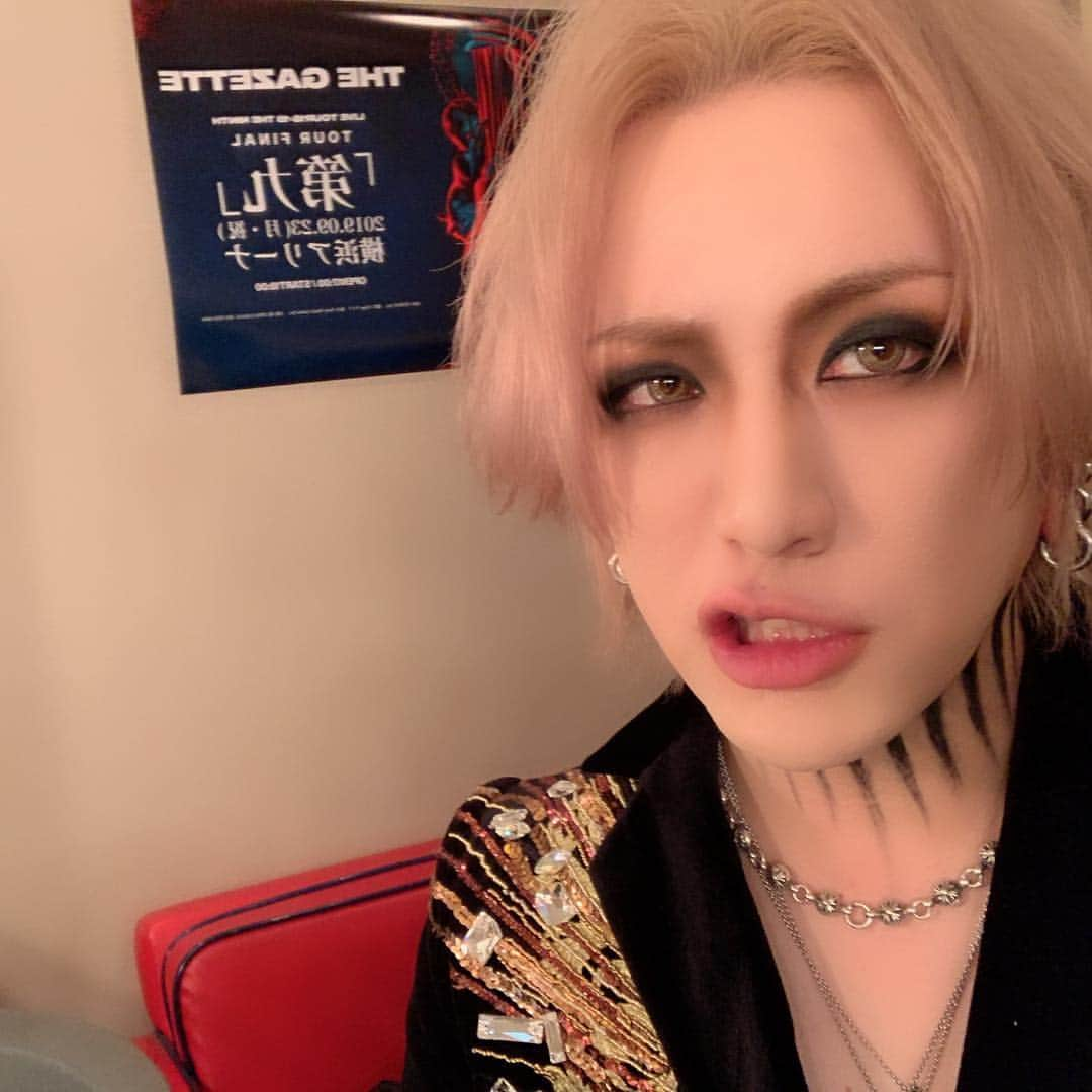 RUKI さんのインスタグラム写真 - (RUKI Instagram)「みなさんお久しぶりです。 色々と頭を整理しつつ、考えていたらいつの間にか気づけば4月になっていました。 03の激情は獰猛ツアー、改めて皆ありがとうございました！！このツアーはもちろん懐かしさやひたすらに暴れて自分自身も楽しかったというのもあったけど、このNINTHというアルバムを掲げてから、ホールや大きめのライブハウスでのライブを経て、また、初心にかえりこの規模の会場で自分達を身一つで表現するというのは懐かしむというより1つ新しい事をバンドで勉強させてもらったツアーだったと思います。  本当に良い経験でした。また必ずやろう🤘🔥 ．  そして、発表されましたLIVE TOUR18-19 THE NINTH  TOUR FINAL 「第九」in 横浜アリーナ！！ この「第九」というタイトルは今までのコンセプチュアルなタイトルとは真逆で、アルバムのタイトル通り、「第九枚目を出した今のthe GazettEを見てもらいたい」という強い気持ちを持ってつけました。 これは次に繋がる前の大切な一枚、大切な一本です。全ては永遠じゃないからこそ、今の自分達を最高の形でみせれるような特別な一日にしたい。この瞬間が永遠に続いて欲しいと改めて願えるような最高な一日を届けたい。9月23日は全員で爆発しよう💣🔥 その為には今月末から始まるワールドツアーを経て、また一回りデカく、強くなる必要があります🔥それはDOGMAの時にも感じたバンドの成長で確信した事です。絶対にまだまだthe GazettEはもっと格好良くなるんだと自分達を信じて今月末から世界各地に行ってきます！そして今の自分達ができる音楽を世界中の人に早く届けたい！！皆んな改めてよろしくお願いします！！！🔥💣🤘 ． ．  #thegazette #ninth #tour #tourfinal #第九 #激情は獰猛 #enhancement #phenomenon #worldtour2019 #99.999 #unfinished」4月7日 16時53分 - ruki_nilduenilun