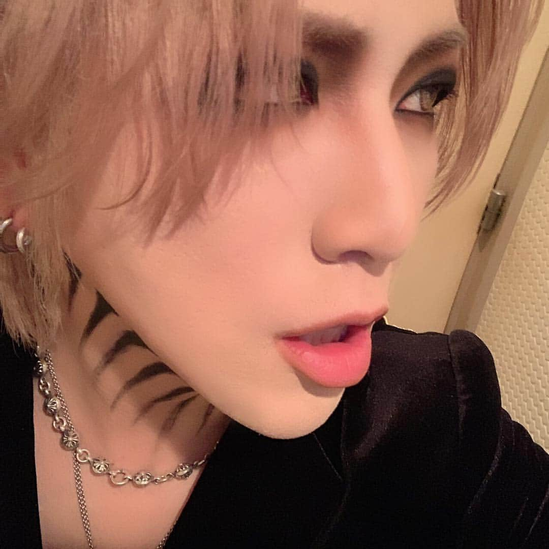 RUKI さんのインスタグラム写真 - (RUKI Instagram)「みなさんお久しぶりです。 色々と頭を整理しつつ、考えていたらいつの間にか気づけば4月になっていました。 03の激情は獰猛ツアー、改めて皆ありがとうございました！！このツアーはもちろん懐かしさやひたすらに暴れて自分自身も楽しかったというのもあったけど、このNINTHというアルバムを掲げてから、ホールや大きめのライブハウスでのライブを経て、また、初心にかえりこの規模の会場で自分達を身一つで表現するというのは懐かしむというより1つ新しい事をバンドで勉強させてもらったツアーだったと思います。  本当に良い経験でした。また必ずやろう🤘🔥 ．  そして、発表されましたLIVE TOUR18-19 THE NINTH  TOUR FINAL 「第九」in 横浜アリーナ！！ この「第九」というタイトルは今までのコンセプチュアルなタイトルとは真逆で、アルバムのタイトル通り、「第九枚目を出した今のthe GazettEを見てもらいたい」という強い気持ちを持ってつけました。 これは次に繋がる前の大切な一枚、大切な一本です。全ては永遠じゃないからこそ、今の自分達を最高の形でみせれるような特別な一日にしたい。この瞬間が永遠に続いて欲しいと改めて願えるような最高な一日を届けたい。9月23日は全員で爆発しよう💣🔥 その為には今月末から始まるワールドツアーを経て、また一回りデカく、強くなる必要があります🔥それはDOGMAの時にも感じたバンドの成長で確信した事です。絶対にまだまだthe GazettEはもっと格好良くなるんだと自分達を信じて今月末から世界各地に行ってきます！そして今の自分達ができる音楽を世界中の人に早く届けたい！！皆んな改めてよろしくお願いします！！！🔥💣🤘 ． ．  #thegazette #ninth #tour #tourfinal #第九 #激情は獰猛 #enhancement #phenomenon #worldtour2019 #99.999 #unfinished」4月7日 16時53分 - ruki_nilduenilun