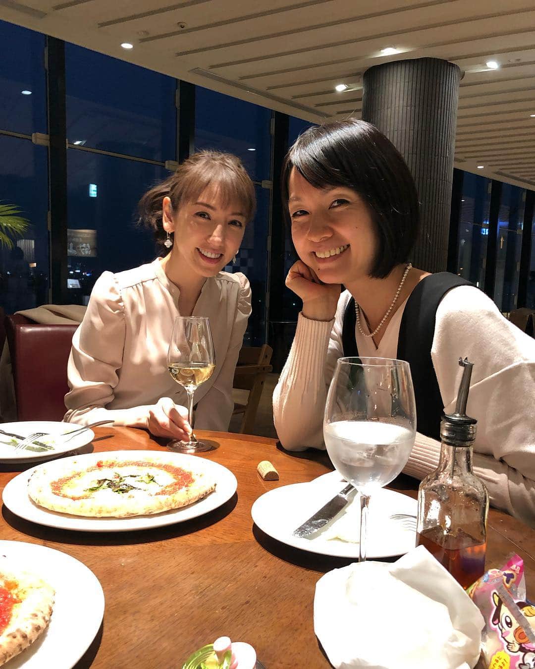 のインスタグラム：「昨日の夜はみかりん @mikaofficial99 とゴールデンウィークの旅の打ち合わせ( ^ω^ )  なんか一緒に旅行なんて久しぶりすぎて楽しみ〜！！ withのお仕事をしていた時はよく水着ロケに一緒に行ったり、プライベートでも南紀白浜とか行ったりきたよね〜☆*:.｡. o(≧▽≦)o .｡.:*☆ 時間を気にせず喋り倒し、遊び尽くす旅になること間違いなし（笑）  まだな〜んにも準備してないけど( ^ω^ )（笑）  #美香#親友#ママモデル#旅の打ち合わせ#ゴールデンウィークに向けて#楽しすぎる#今から楽しみ」