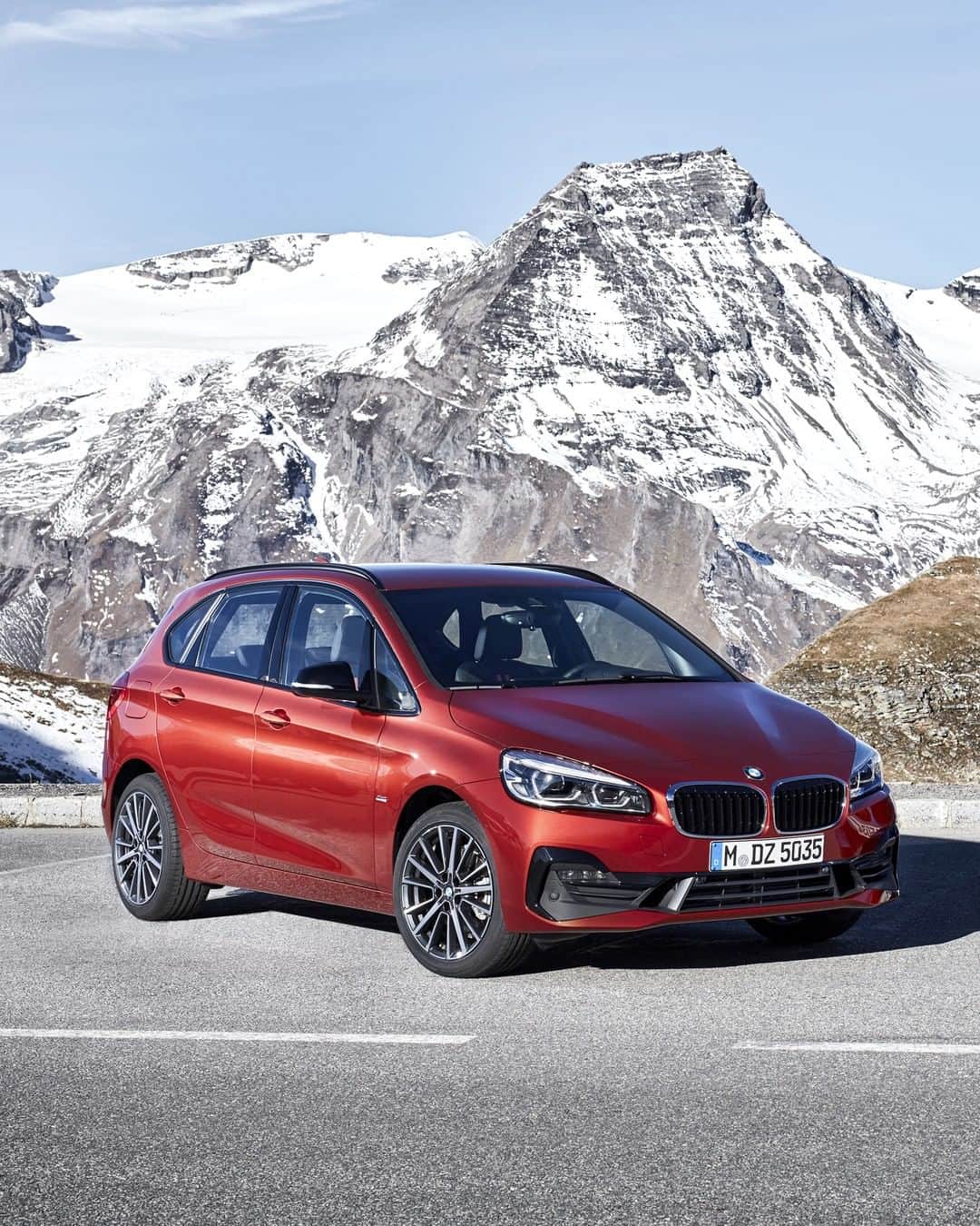 BMWのインスタグラム：「Cheerfully practical. The BMW 2 Series Active Tourer. #BMW #2Series」