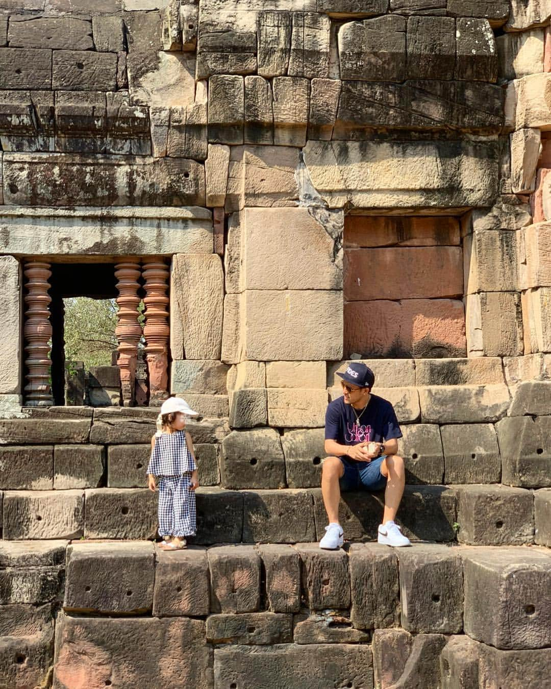 中村明花さんのインスタグラム写真 - (中村明花Instagram)「. 住んでる近くには遺跡が沢山あります☺︎ ナコーンラチャシーマの市街地からすぐにあるパノムワン遺跡は規模は小さめですが無料で入れて人がそんなにいない穴場👌 . あまり歴史はわからないけど、来れるキッカケで調べたりするのも発見が沢山で面白いです😊 . 神秘的な歴史を身近に触れられる環境はほんとに貴重。 娘は…覚えてないだろな😂 いつか住んだ街とか行った場所を全部連れて行ってあげたいな♪ . . #パノムワン遺跡 #PhanomWan #クメール遺跡 #Korat #タイ #タイ生活 #ブリーラム #海外暮らし #Thailand #buriram #細貝家のタイ生活」4月7日 17時02分 - sayaka_nakamura3