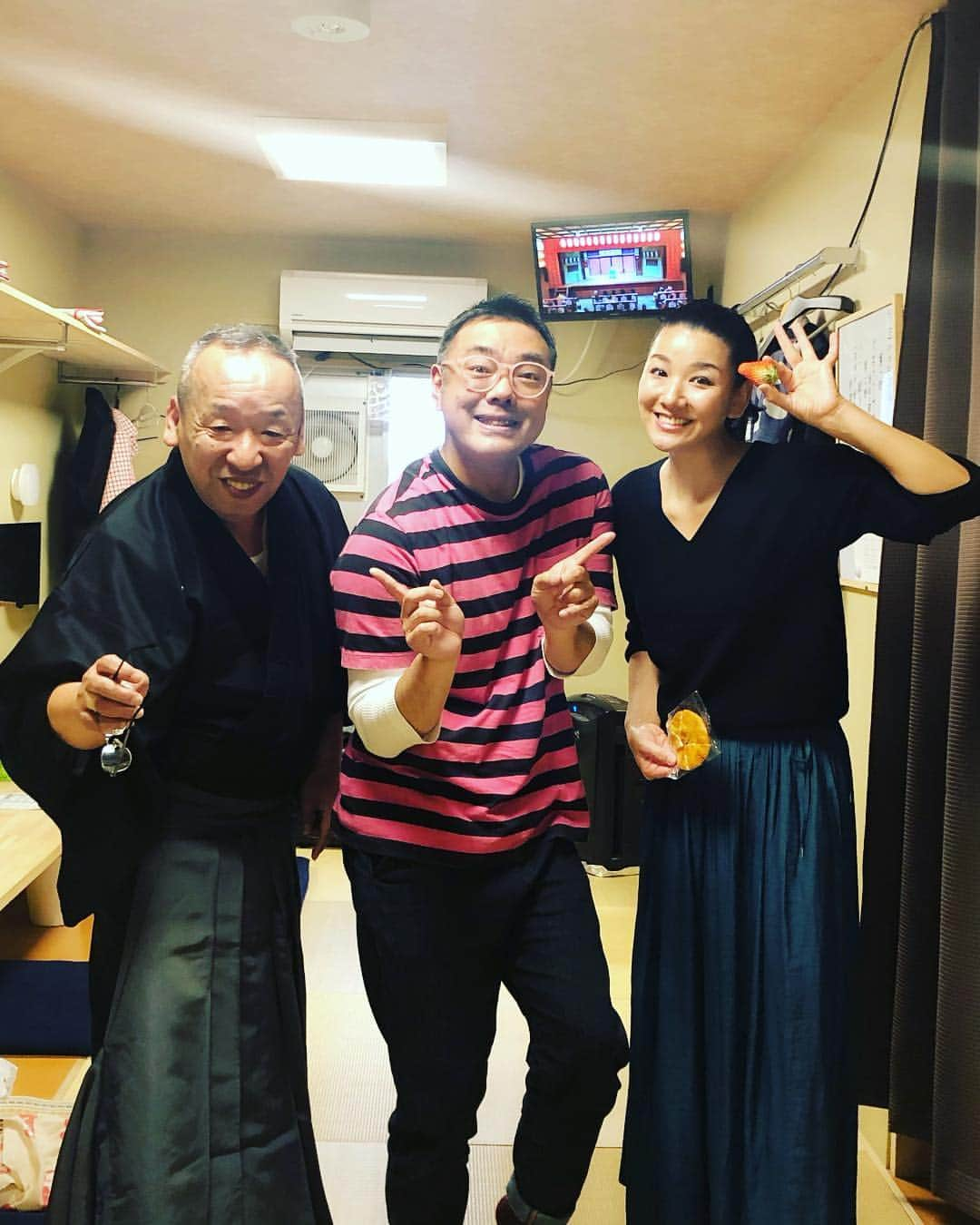 林家あずみさんのインスタグラム写真 - (林家あずみInstagram)「4日から７日迄の４日間 名古屋の大須演芸場に出演させていただきました😃楽しかったです😆❤️ 毎日 食べまくってました😆✨お昼はほとんど菊生師匠にご馳走になってました😍🙏楽屋に皆様が置いて下さってるお菓子の数々もずーっと食べてました🤣写真を撮る時も手から食べ物 両手に持ってますね🤣💦💦💦 多分 3キロくらい太ってるはずです🤩💦 #名古屋大須演芸場 #三亀司師匠 #菊生師匠 #林家あずみ」4月7日 17時08分 - kurohime424