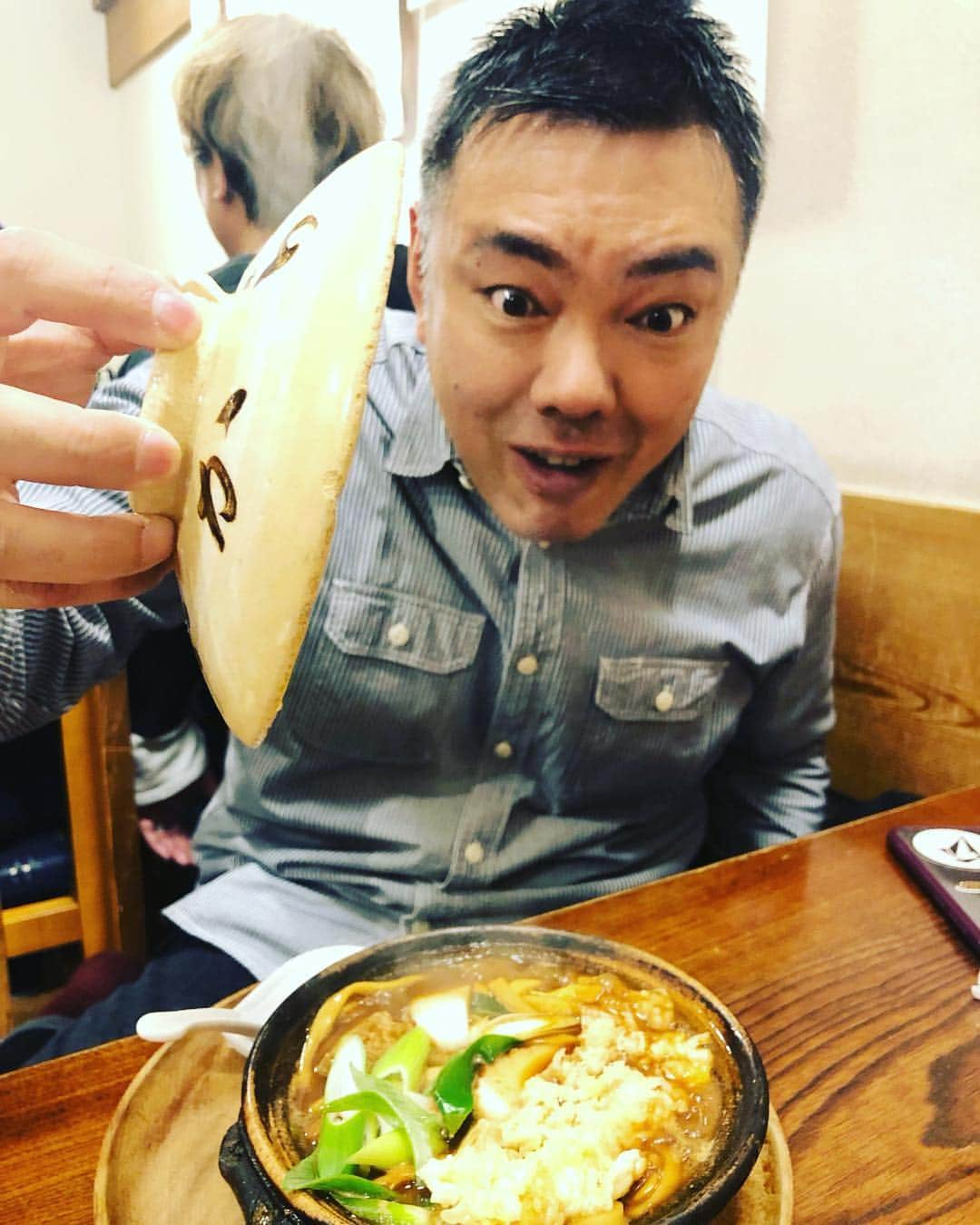 林家あずみさんのインスタグラム写真 - (林家あずみInstagram)「4日から７日迄の４日間 名古屋の大須演芸場に出演させていただきました😃楽しかったです😆❤️ 毎日 食べまくってました😆✨お昼はほとんど菊生師匠にご馳走になってました😍🙏楽屋に皆様が置いて下さってるお菓子の数々もずーっと食べてました🤣写真を撮る時も手から食べ物 両手に持ってますね🤣💦💦💦 多分 3キロくらい太ってるはずです🤩💦 #名古屋大須演芸場 #三亀司師匠 #菊生師匠 #林家あずみ」4月7日 17時08分 - kurohime424