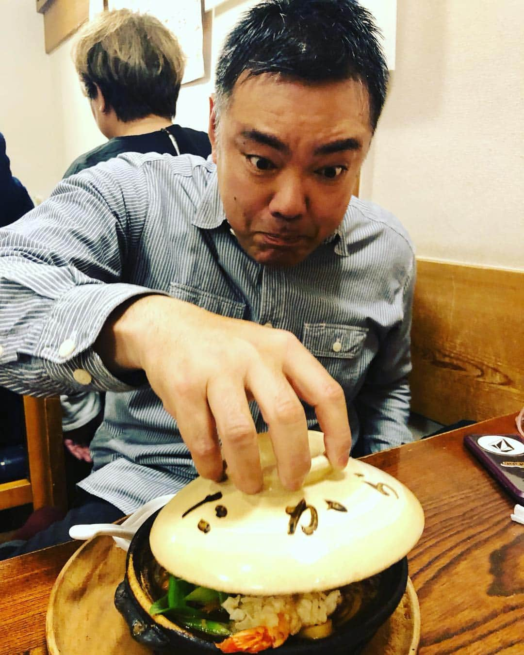 林家あずみさんのインスタグラム写真 - (林家あずみInstagram)「4日から７日迄の４日間 名古屋の大須演芸場に出演させていただきました😃楽しかったです😆❤️ 毎日 食べまくってました😆✨お昼はほとんど菊生師匠にご馳走になってました😍🙏楽屋に皆様が置いて下さってるお菓子の数々もずーっと食べてました🤣写真を撮る時も手から食べ物 両手に持ってますね🤣💦💦💦 多分 3キロくらい太ってるはずです🤩💦 #名古屋大須演芸場 #三亀司師匠 #菊生師匠 #林家あずみ」4月7日 17時08分 - kurohime424