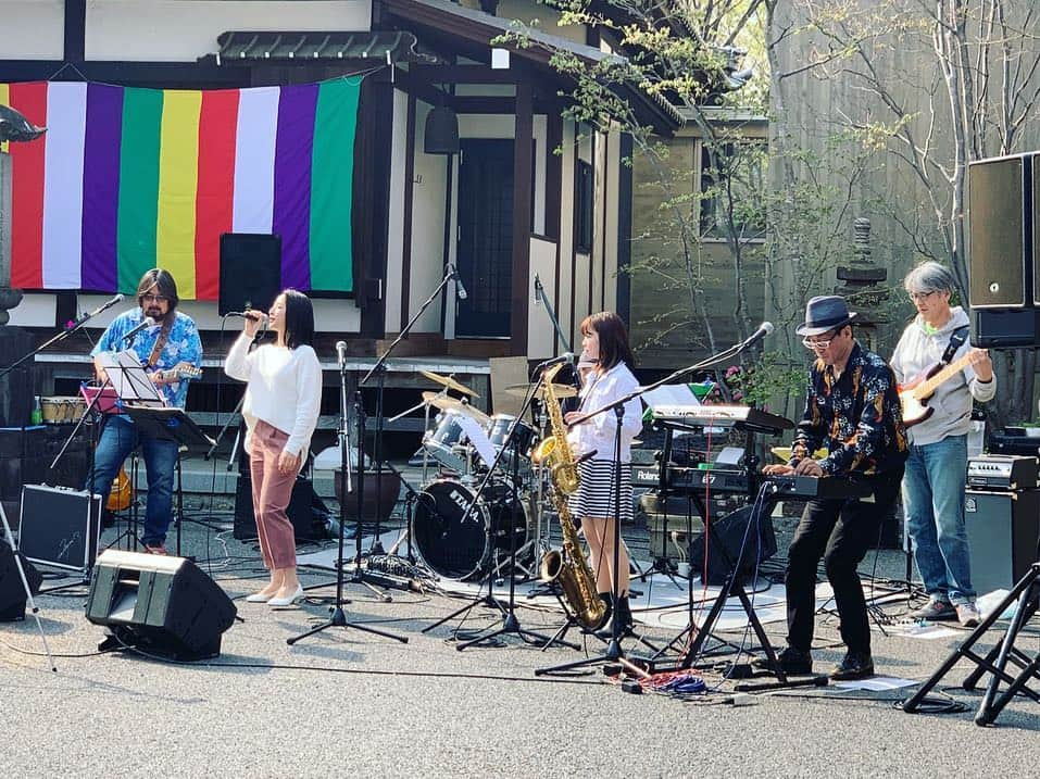 本間愛花さんのインスタグラム写真 - (本間愛花Instagram)「🙏🏻🌸 川崎のお寺、了源寺さんにてライブ、 無事に終わりました〜！ ありがとうございました😄👏🏻 たくさんの方が声をかけてくださって とっても嬉しかったです😆💓 お天気も良くて、最高なお祭りでしたよ〜🌸 感謝です✨ #live #了源寺」4月7日 17時08分 - aikahonma