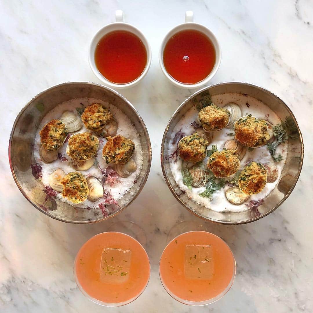 Symmetry Breakfastさんのインスタグラム写真 - (Symmetry BreakfastInstagram)「Sunday: Brunch at the fabulous @shanghaitavrn to celebrate the birthday of my friend @raretealady a feast of Baked Clams Rockefeller, mezcal cocktails and delicious @rareteacompany oolong - - - - - - - - - - - - - - - - - - We then went up to the Punch Room bar and shot an almost hour long programme about tea, it’s all on my IGTV and talks you through, white, green, oolong, black, pu’er, herbal infusions, storage and infusing with alcohol! Please ask as many questions as you like too! I hope you enjoy!! #symmetrybreakfast #shanghaiedition #teatutorial」4月7日 17時13分 - symmetrybreakfast
