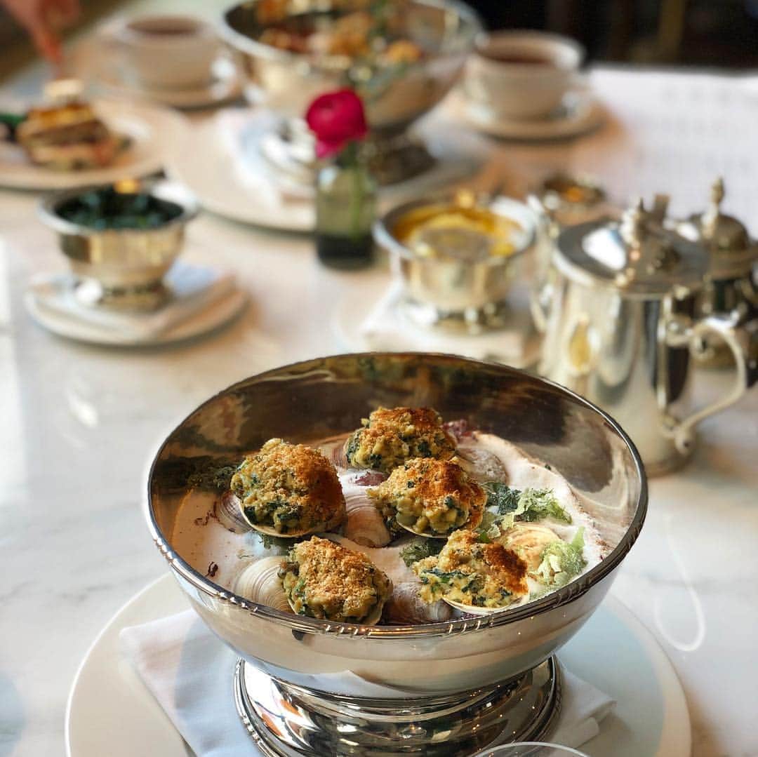 Symmetry Breakfastさんのインスタグラム写真 - (Symmetry BreakfastInstagram)「Sunday: Brunch at the fabulous @shanghaitavrn to celebrate the birthday of my friend @raretealady a feast of Baked Clams Rockefeller, mezcal cocktails and delicious @rareteacompany oolong - - - - - - - - - - - - - - - - - - We then went up to the Punch Room bar and shot an almost hour long programme about tea, it’s all on my IGTV and talks you through, white, green, oolong, black, pu’er, herbal infusions, storage and infusing with alcohol! Please ask as many questions as you like too! I hope you enjoy!! #symmetrybreakfast #shanghaiedition #teatutorial」4月7日 17時13分 - symmetrybreakfast