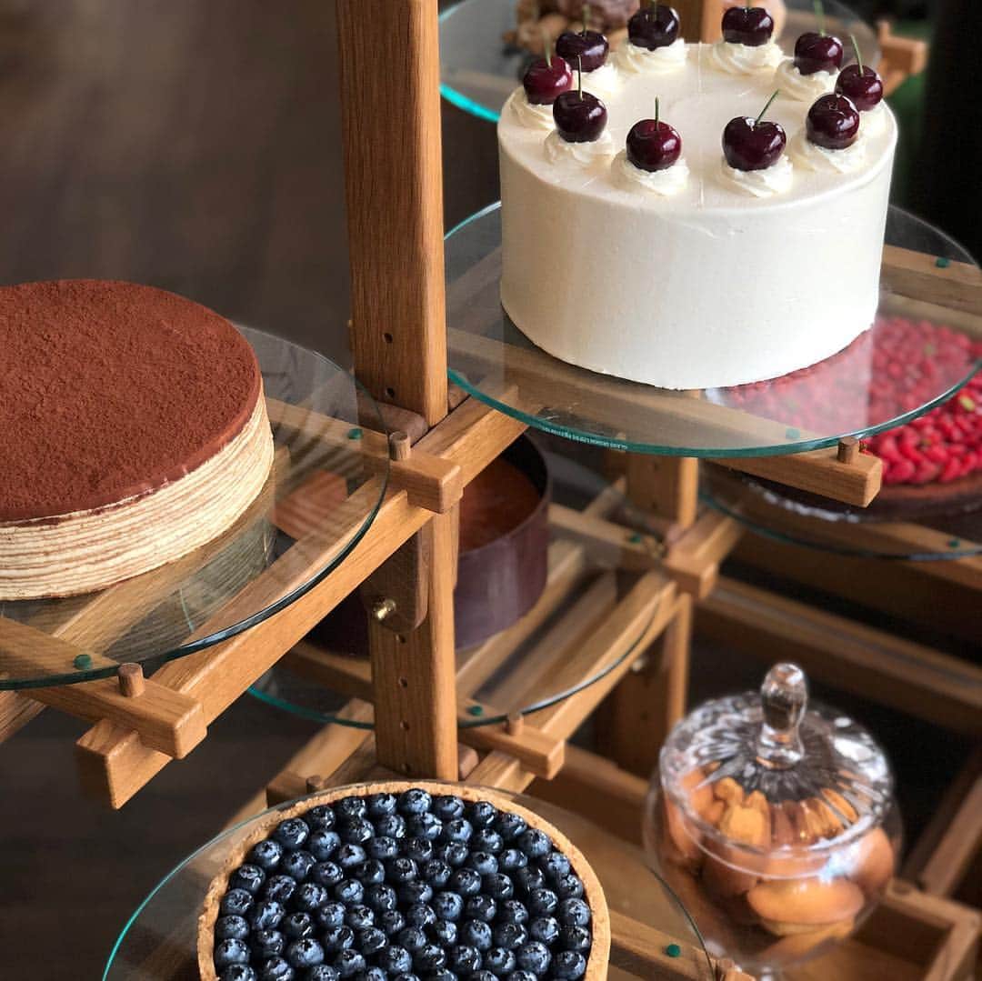 Symmetry Breakfastさんのインスタグラム写真 - (Symmetry BreakfastInstagram)「Sunday: Brunch at the fabulous @shanghaitavrn to celebrate the birthday of my friend @raretealady a feast of Baked Clams Rockefeller, mezcal cocktails and delicious @rareteacompany oolong - - - - - - - - - - - - - - - - - - We then went up to the Punch Room bar and shot an almost hour long programme about tea, it’s all on my IGTV and talks you through, white, green, oolong, black, pu’er, herbal infusions, storage and infusing with alcohol! Please ask as many questions as you like too! I hope you enjoy!! #symmetrybreakfast #shanghaiedition #teatutorial」4月7日 17時13分 - symmetrybreakfast