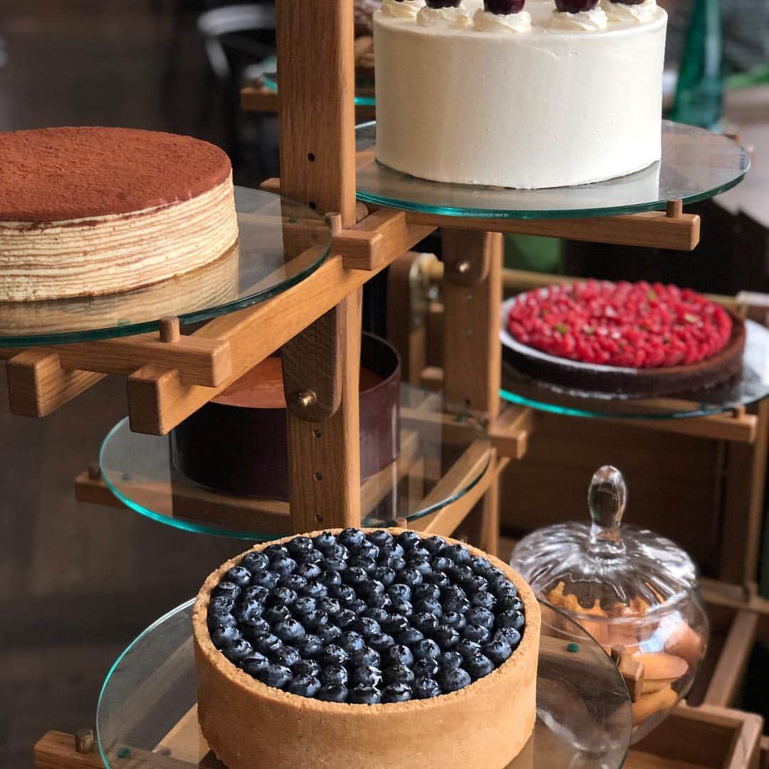 Symmetry Breakfastさんのインスタグラム写真 - (Symmetry BreakfastInstagram)「Sunday: Brunch at the fabulous @shanghaitavrn to celebrate the birthday of my friend @raretealady a feast of Baked Clams Rockefeller, mezcal cocktails and delicious @rareteacompany oolong - - - - - - - - - - - - - - - - - - We then went up to the Punch Room bar and shot an almost hour long programme about tea, it’s all on my IGTV and talks you through, white, green, oolong, black, pu’er, herbal infusions, storage and infusing with alcohol! Please ask as many questions as you like too! I hope you enjoy!! #symmetrybreakfast #shanghaiedition #teatutorial」4月7日 17時13分 - symmetrybreakfast