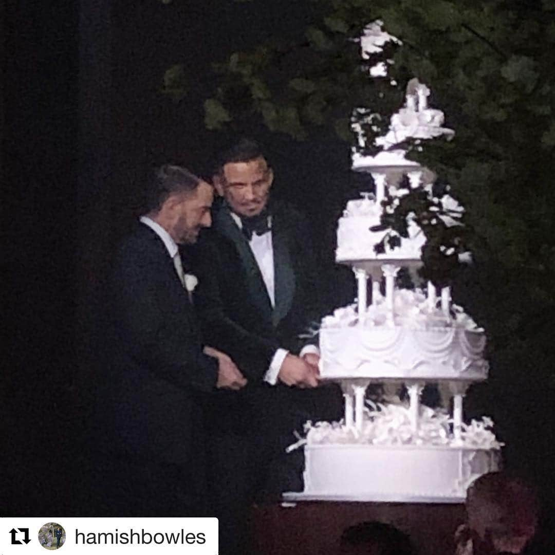 アンナ・デッロ・ルッソさんのインスタグラム写真 - (アンナ・デッロ・ルッソInstagram)「Congratulations 🎉🎉🎉💘Repost @hamishbowles 🎂🎂💍 The casual cake #marcandcharswedding @themarcjacobs @chardefrancesco CONGRATULATIONS! @thepoolnyc」4月7日 17時18分 - annadellorusso