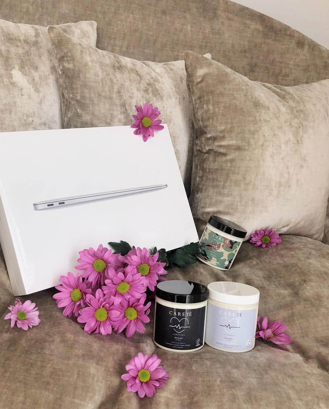 Bibiさんのインスタグラム写真 - (BibiInstagram)「werbung - Ich VERLOSE ein MACBOOK 😍 Du brauchst nur dieses Bild zu liken & schon nimmst du teil! Außerdem erhält der Gewinner zusätzlich ein Produkt-Set von @care.te ! Ich liebe die Hair&Skin Produkte. Sie sind vegan, bestehen zu 100% aus natürlichen Inhaltsstoffen & pflegen Haut & Haare so intensiv! Ihr findet bei Careté aber auch noch weitere tolle Produkte, schaut einfach mal vorbei & mit dem Rabatt-Code BIBI50 könnt ihr sogar 50% sparen! 💁🏼‍♀️💜 (..gilt ab einem Einkaufswert von 28€) Die Verlosung ist beendet :) Gewonnen hat : kriestienka 💛🎉 Herzlichen Glückwunsch ! An alle Anderen seid bitte nicht traurig, ich werde ganz bald schon wieder etwas auf meiner Seite verlosen 💜」4月7日 17時32分 - bibisbeautypalace