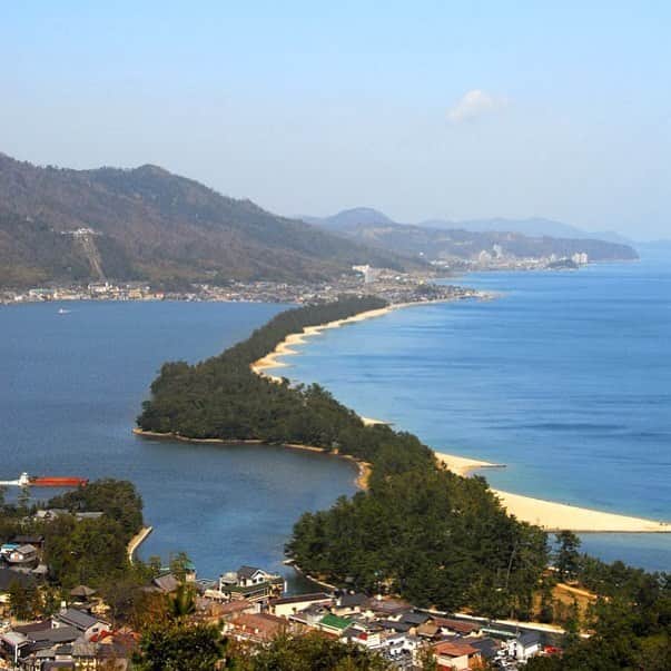 Remiwaさんのインスタグラム写真 - (RemiwaInstagram)「Stamattina andiamo  sulla costa della Prefettura di Kyoto ad ammirare l’incredibile Amanohashidate, letteralmente “Ponte del Paradiso”, un ponte naturale formato da un banco di sabbia che fa parte del Parco di Karakasamatsu. È considerato uno dei tre più bei paesaggi del Giappone, una striscia di sabbia di 3.6 km di lunghezza e una larghezza che varia tra 20 e 170 metri. La sua superficie è quasi interamente coperta da 8000 rigogliosi pini.  Ammirare Amanohashidate dall’alto di una collina a testa in giù è un gioco molto praticato, la vista appare a rovescio e dà l’impressione che il ponte sia sospeso nel cielo. Per agevolare questa attività esistono dei piedistalli installati apposta per facilitare e godere di una vista migliore.  #explore #fun #igtravel #instago #instagood #instapassport #instatravel #instatraveling #mytravelgram #photooftheday #tourism #tourist #travel #traveladdict #travelblog #travelblogger #traveldiaries #traveler #traveller #travels #travelgram #traveling #travelingram #travelling #travelphotography #traveltheworld #vacation #visit」4月7日 17時21分 - japan_kind_change