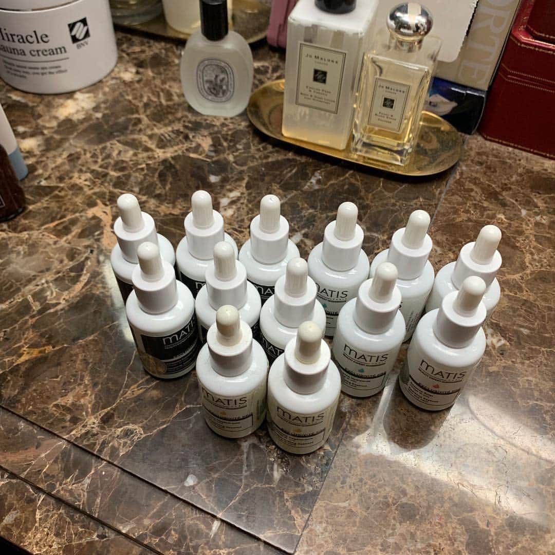 Hyemiさんのインスタグラム写真 - (HyemiInstagram)「탈라,마티스 12차 공구 오픈해두었어요❤️ 너무 늦게 오픈하면 졸리실까봐 조금 일찍 오픈했답니다! 탈라 로씨옹마린느는 이제 3통째!! 마티스 에센스는 공병만 저만큼!!ㅎㅎ 1년 동안 꾸준히 사용했고 피부도 정말 많이 좋아졌어요💙 아 그리고 기쁜소식~ 드디어 탈라 각질제거제 뒤필링엑스폴리앙뜨가 입고되었어요✔️✔️ 거의 6개월만에 입고 된거 같은데...후 탈라는 뭐 하나 품절되면 입고되는데 오래걸리니 미리 떨어지기 전에 구매하시는데 답이예용!! 혜미블로그에서 사은품, 상세내용 확인해 주세요🙋🏻‍♀️🙋🏻‍♀️ . #탈라 #탈라공구 #마티스 #마티스공구 #화장품 #화장품공구 #홈케어 #홈에스테틱 #망고팩 #올리브팩 #피부관리」4月7日 17時22分 - hinzajoa