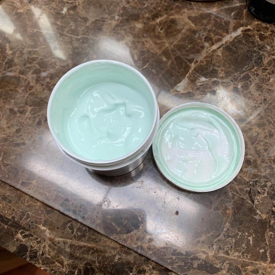Hyemiさんのインスタグラム写真 - (HyemiInstagram)「탈라,마티스 12차 공구 오픈해두었어요❤️ 너무 늦게 오픈하면 졸리실까봐 조금 일찍 오픈했답니다! 탈라 로씨옹마린느는 이제 3통째!! 마티스 에센스는 공병만 저만큼!!ㅎㅎ 1년 동안 꾸준히 사용했고 피부도 정말 많이 좋아졌어요💙 아 그리고 기쁜소식~ 드디어 탈라 각질제거제 뒤필링엑스폴리앙뜨가 입고되었어요✔️✔️ 거의 6개월만에 입고 된거 같은데...후 탈라는 뭐 하나 품절되면 입고되는데 오래걸리니 미리 떨어지기 전에 구매하시는데 답이예용!! 혜미블로그에서 사은품, 상세내용 확인해 주세요🙋🏻‍♀️🙋🏻‍♀️ . #탈라 #탈라공구 #마티스 #마티스공구 #화장품 #화장품공구 #홈케어 #홈에스테틱 #망고팩 #올리브팩 #피부관리」4月7日 17時22分 - hinzajoa
