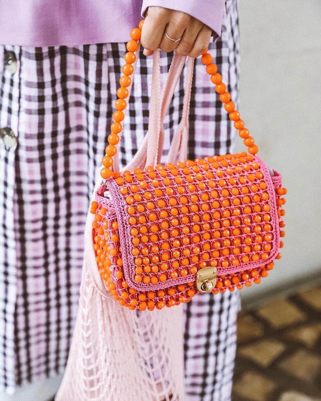 ASOSさんのインスタグラム写真 - (ASOSInstagram)「Can be used to: 🍑 Look cute on a picnic 🍒 House freshly picked berries 🍎 Make your friends jeally 📸 @asos_astrid 🔎 ASOS DESIGN beaded bag (1405037) 🗣 Image description: Astrid holding a beaded bag」4月7日 17時32分 - asos
